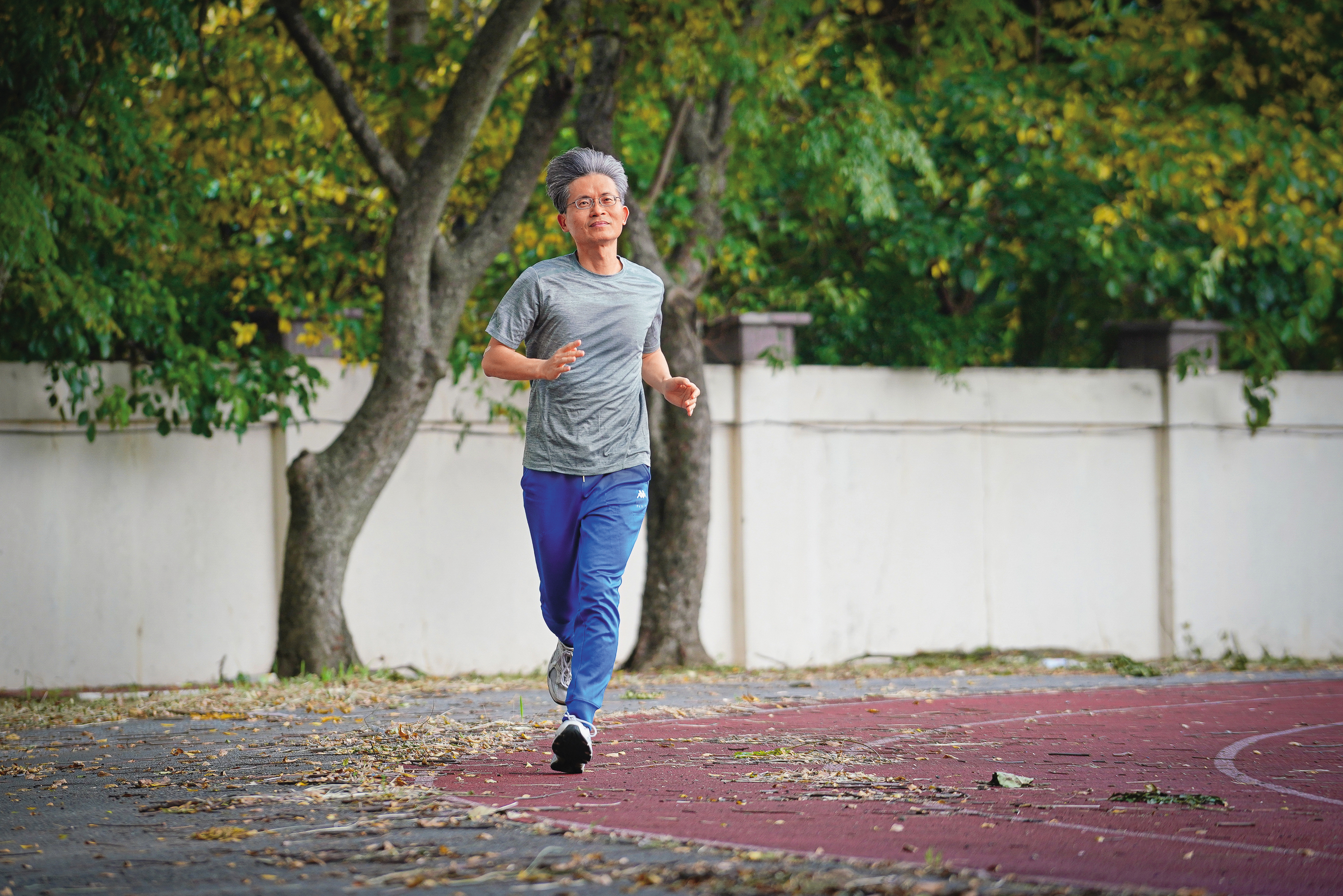 周文偉以「本益比評價法」估買點，21年來存股只進不出，累積7,500萬資產，近年輕鬆過生活，天天跑步運動。