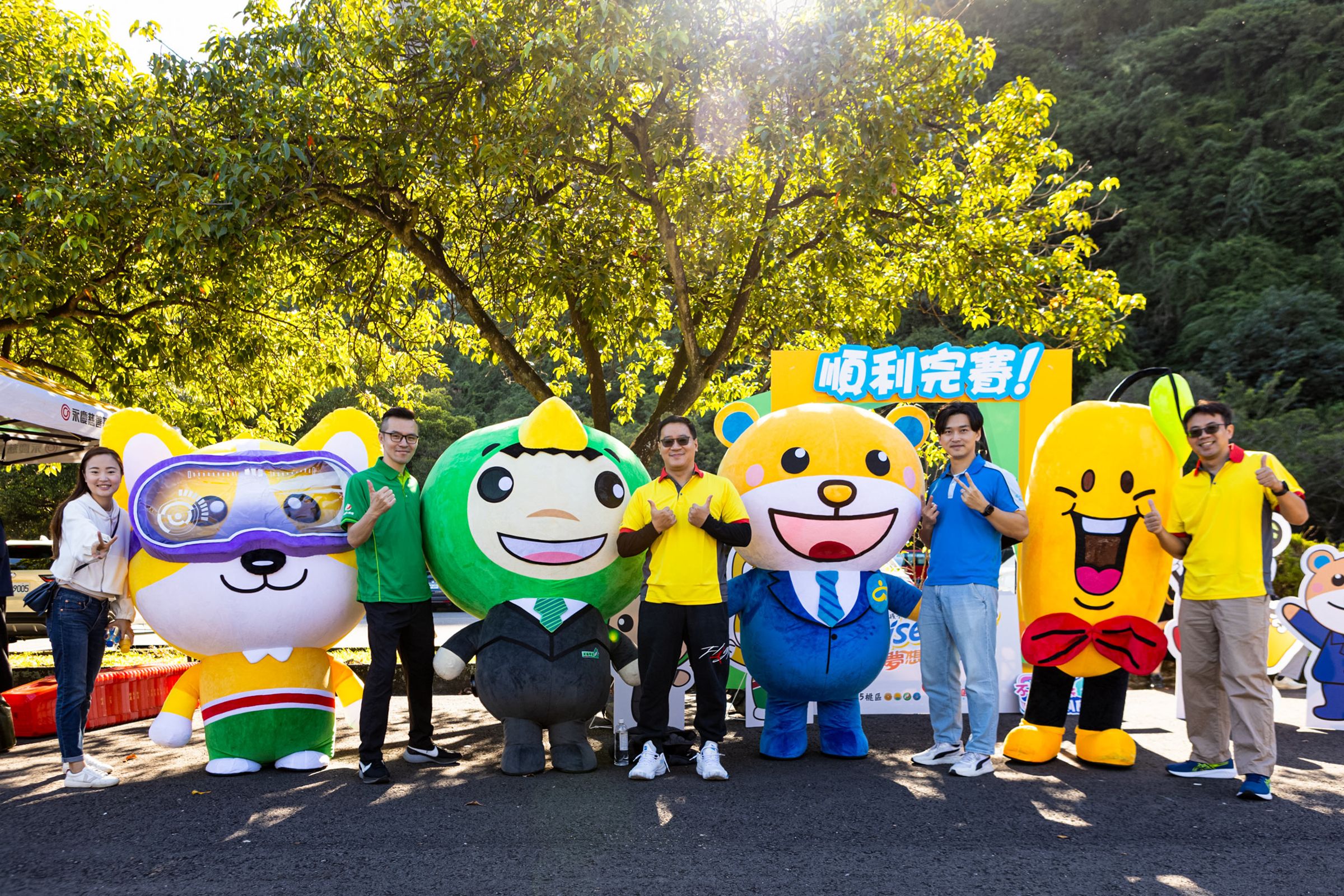 永慶加盟四品牌吉祥物全員到齊,吸引同仁開心合照、分享到FB粉絲頁,贏得最多讚數的、有機會獲得1千元紅包獎勵。(永慶房產集團提供)