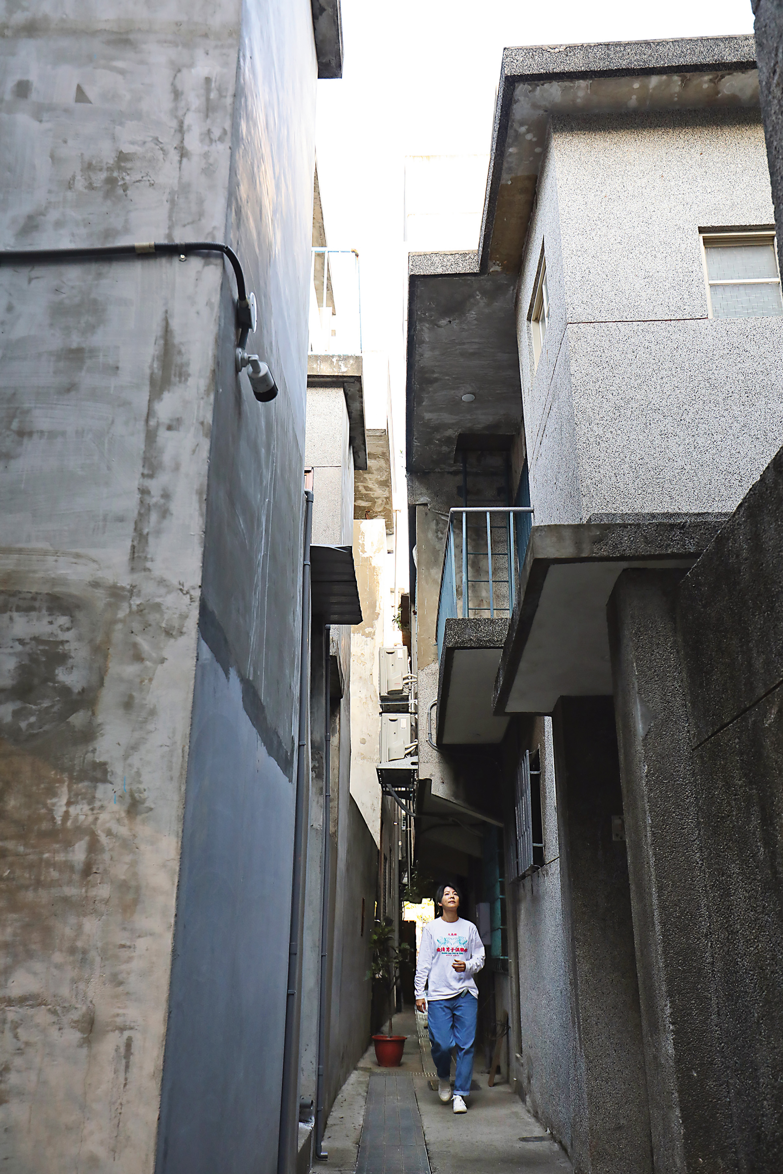 窄巷「一線天」是眷村建築的一大地景，由於後期因應生活需求，村民擴增前後院，導致巷道縮減，形成背對背樣貌。