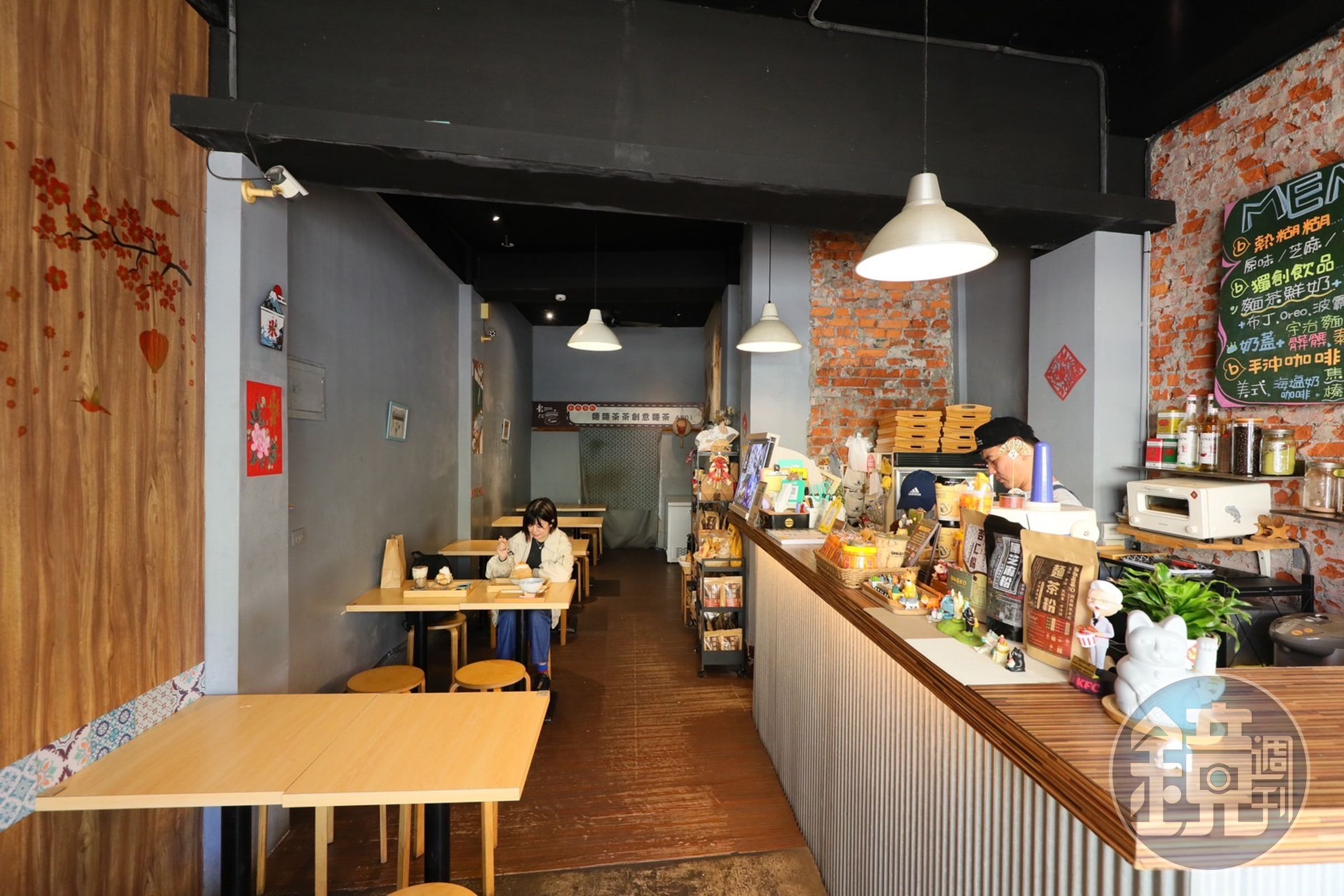 「麵麵茶茶」二店走復古文青風，內用座位區可以品嘗到更多種類的麵茶甜點。