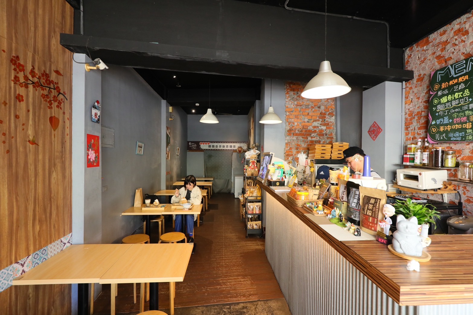 「麵麵茶茶」二店走復古文青風，內用座位區可以品嘗到更多種類的麵茶甜點。