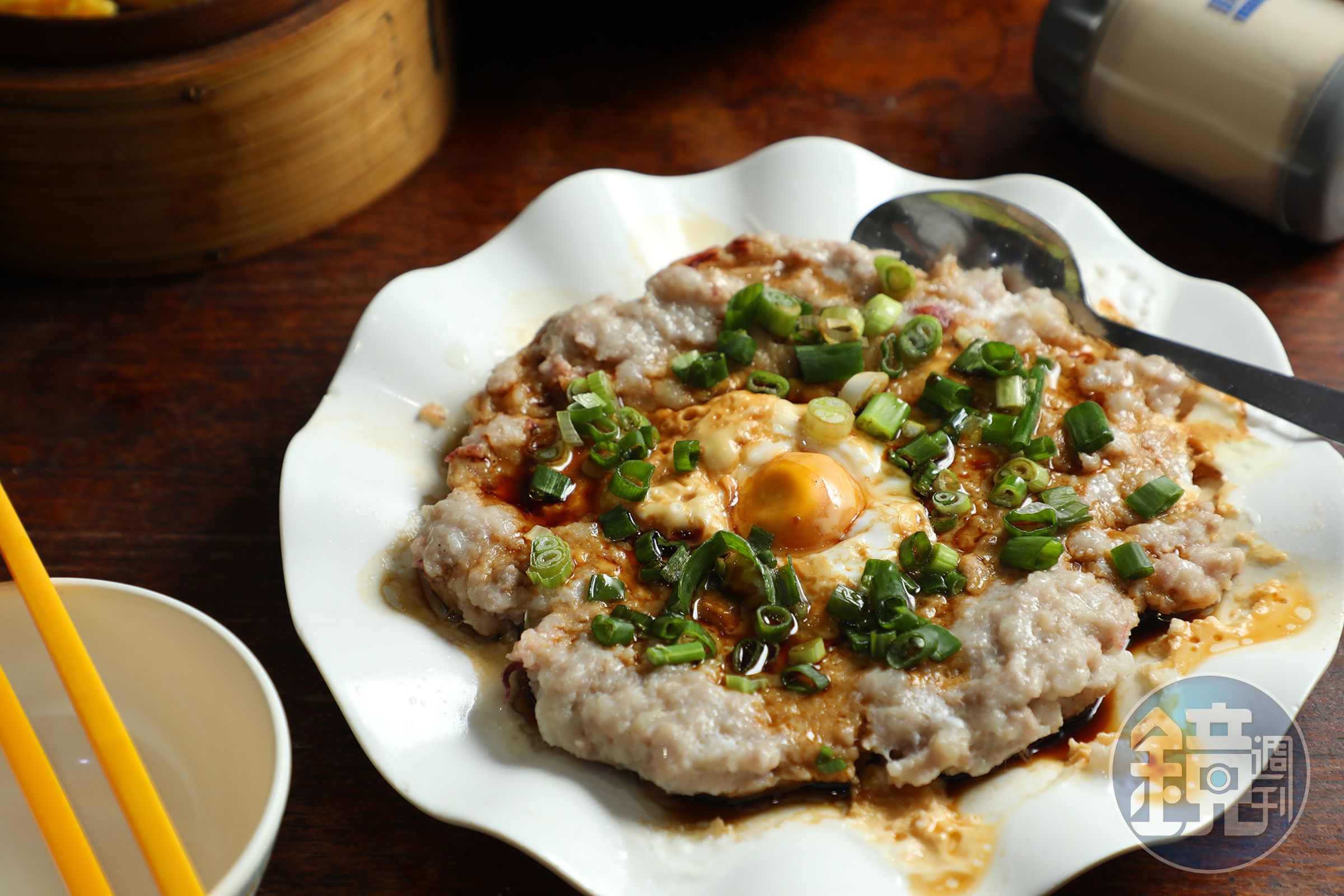 「鹹蛋土魷蒸肉餅」的肉餅蒸得鬆軟多汁，鹹香迷人，每口都是白飯殺手。（港幣108元／份，約NT$405）