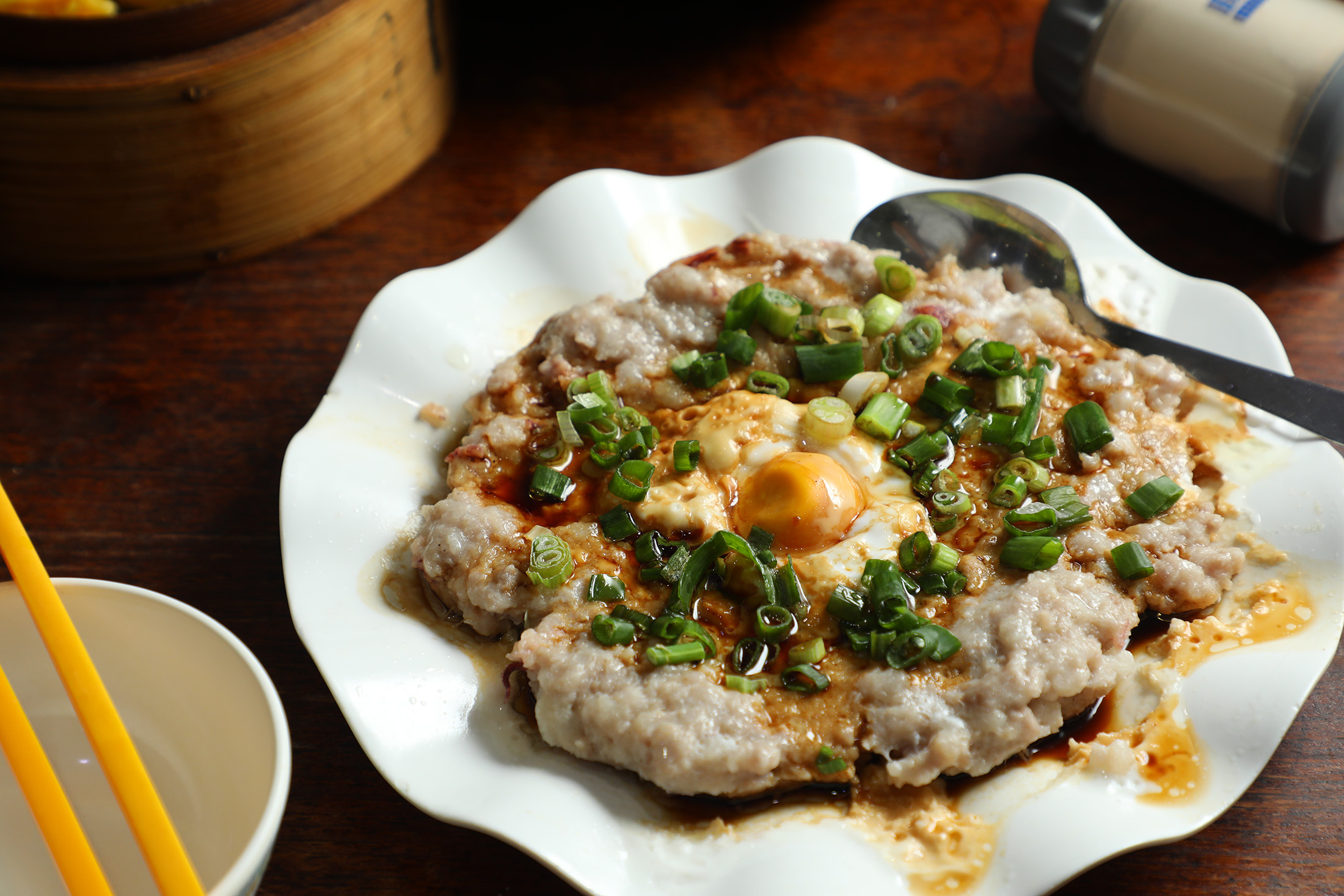 「鹹蛋土魷蒸肉餅」的肉餅蒸得鬆軟多汁，鹹香迷人，每口都是白飯殺手。（港幣108元／份，約NT$405）