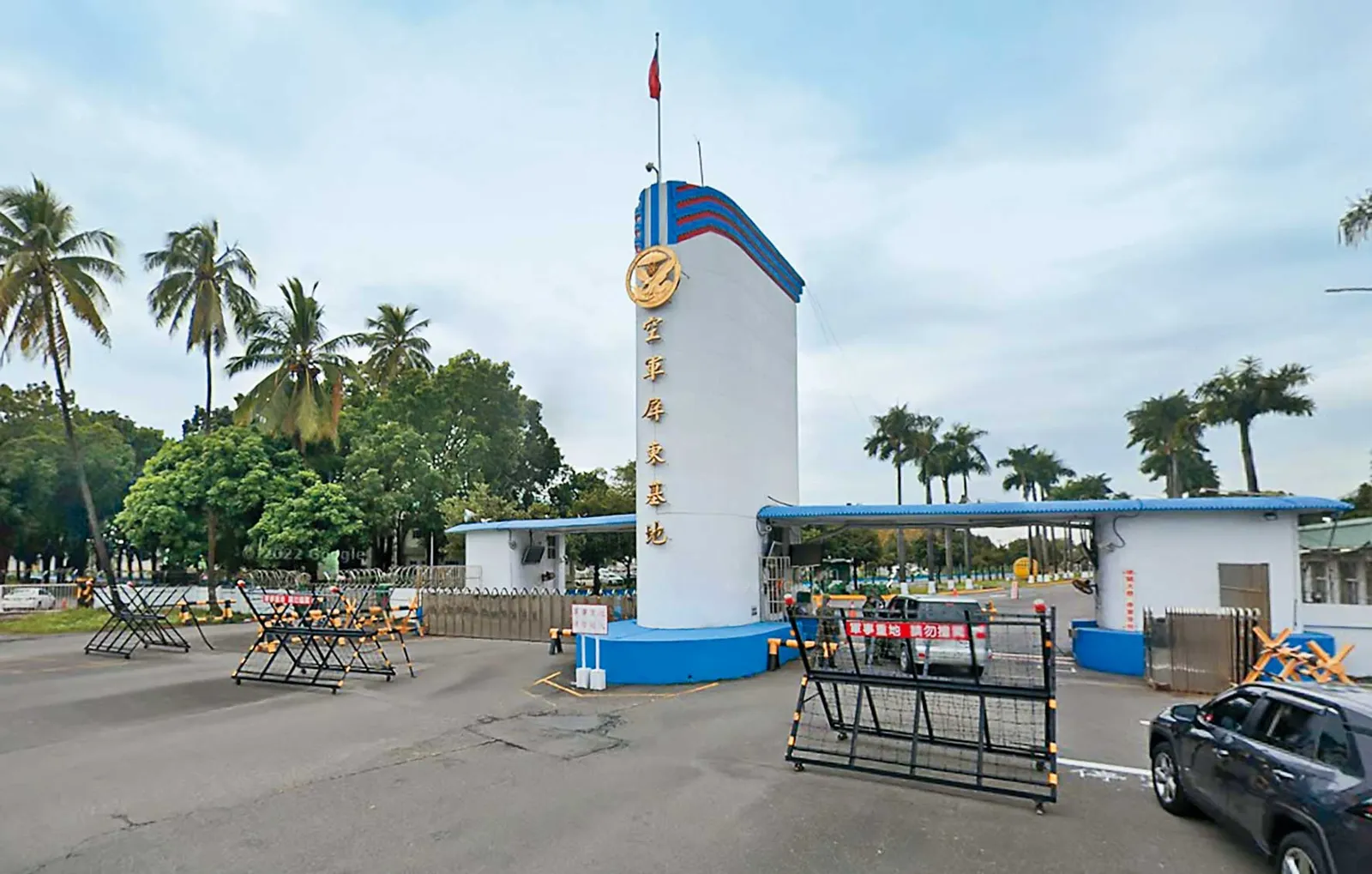 空軍司令部斥資4,400萬元在屏東機場（圖）等地添置AI技術強化飛安與戰訓監控系統，卻被爆恐危及戰機與飛行員安全。（翻攝自Google Maps）