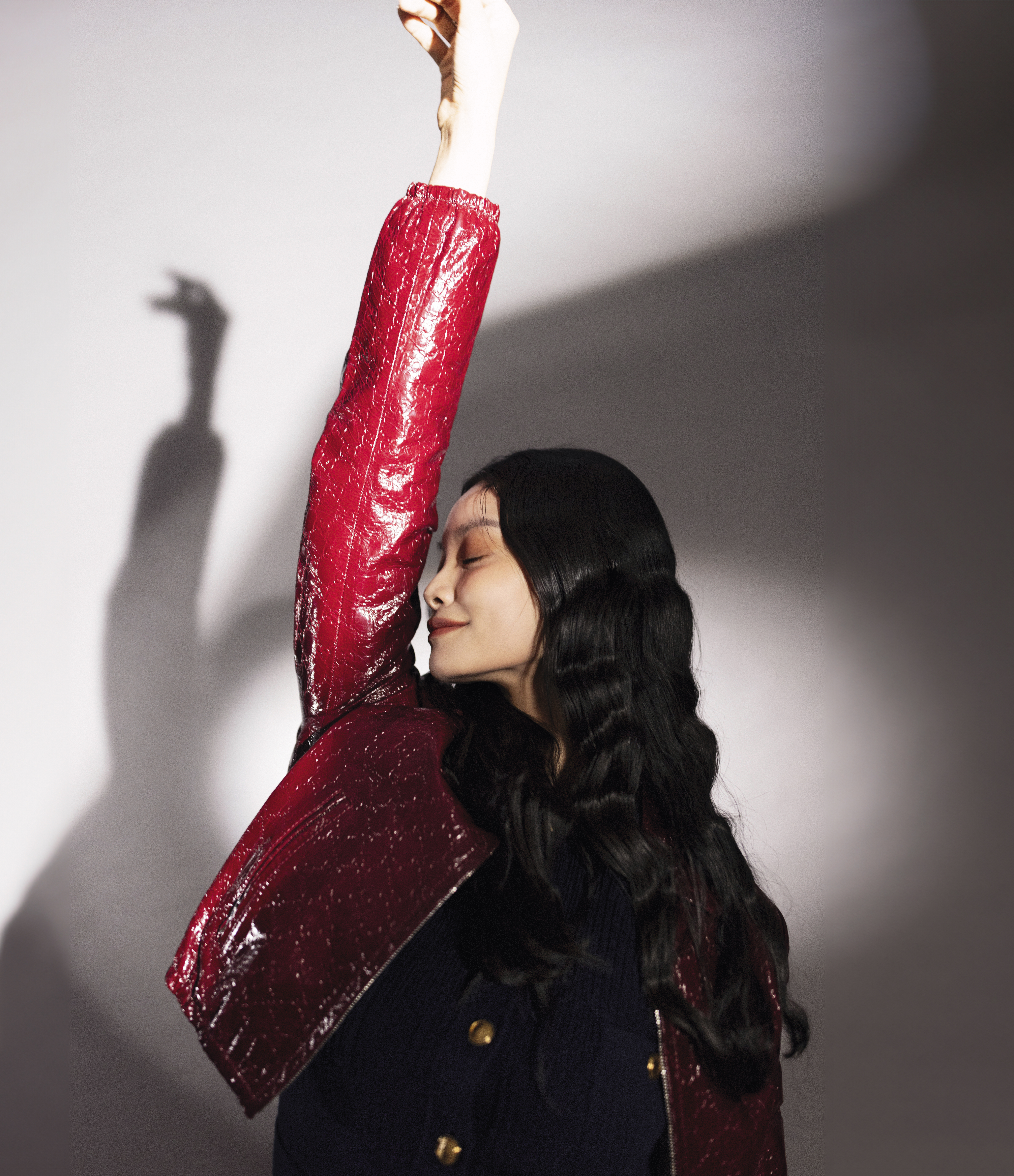Rosso Ancora紅色皮夾克外套NT$159,000 by GUCCI／海軍藍羊毛針織洋裝NT$72,300 by Chloé。
