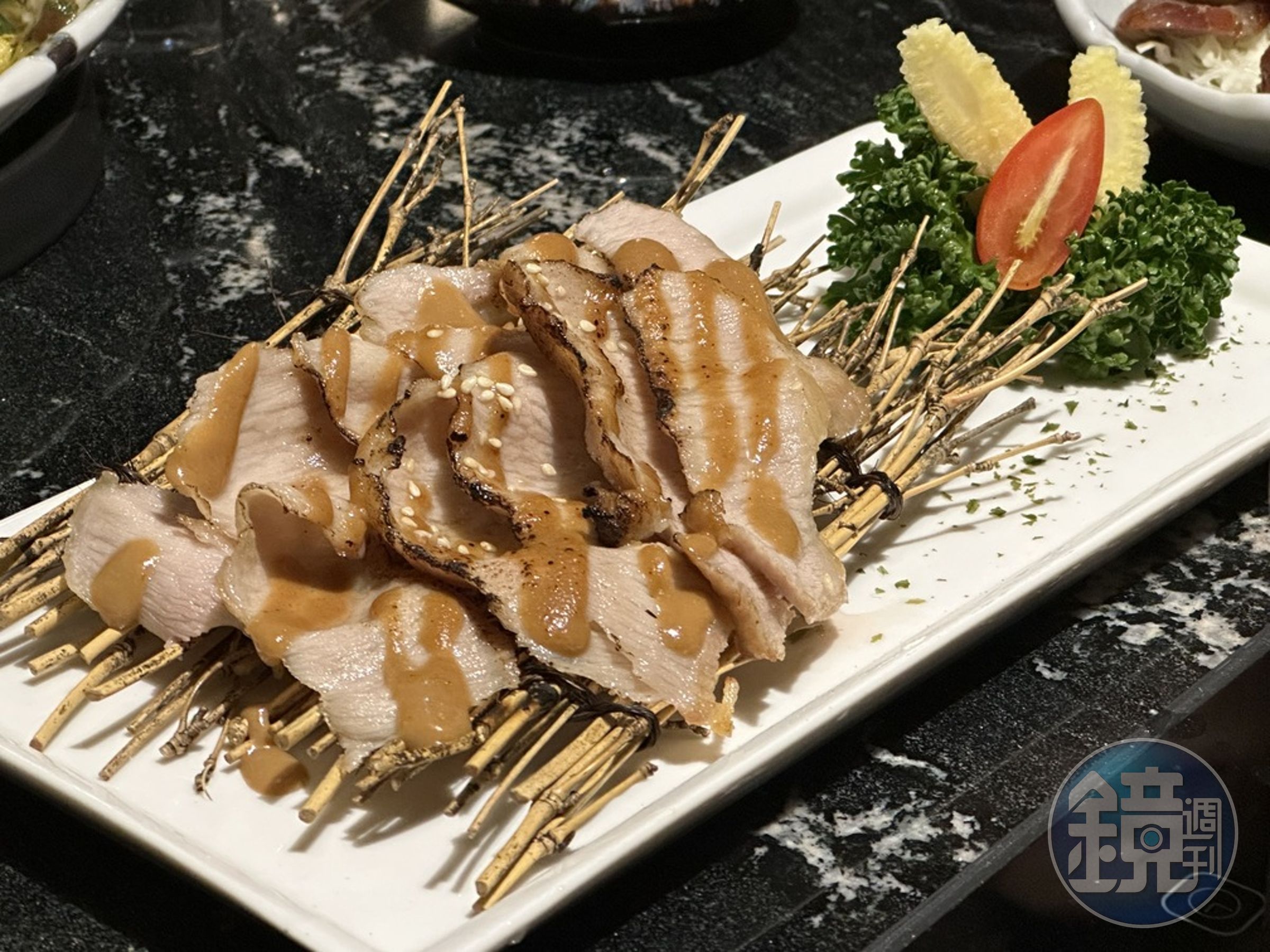 「胡麻味噌松阪豬」自製味噌醬有畫龍點睛的作用。(360元/份)