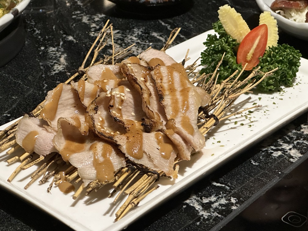 「胡麻味噌松阪豬」自製味噌醬有畫龍點睛的作用。（360元／份）