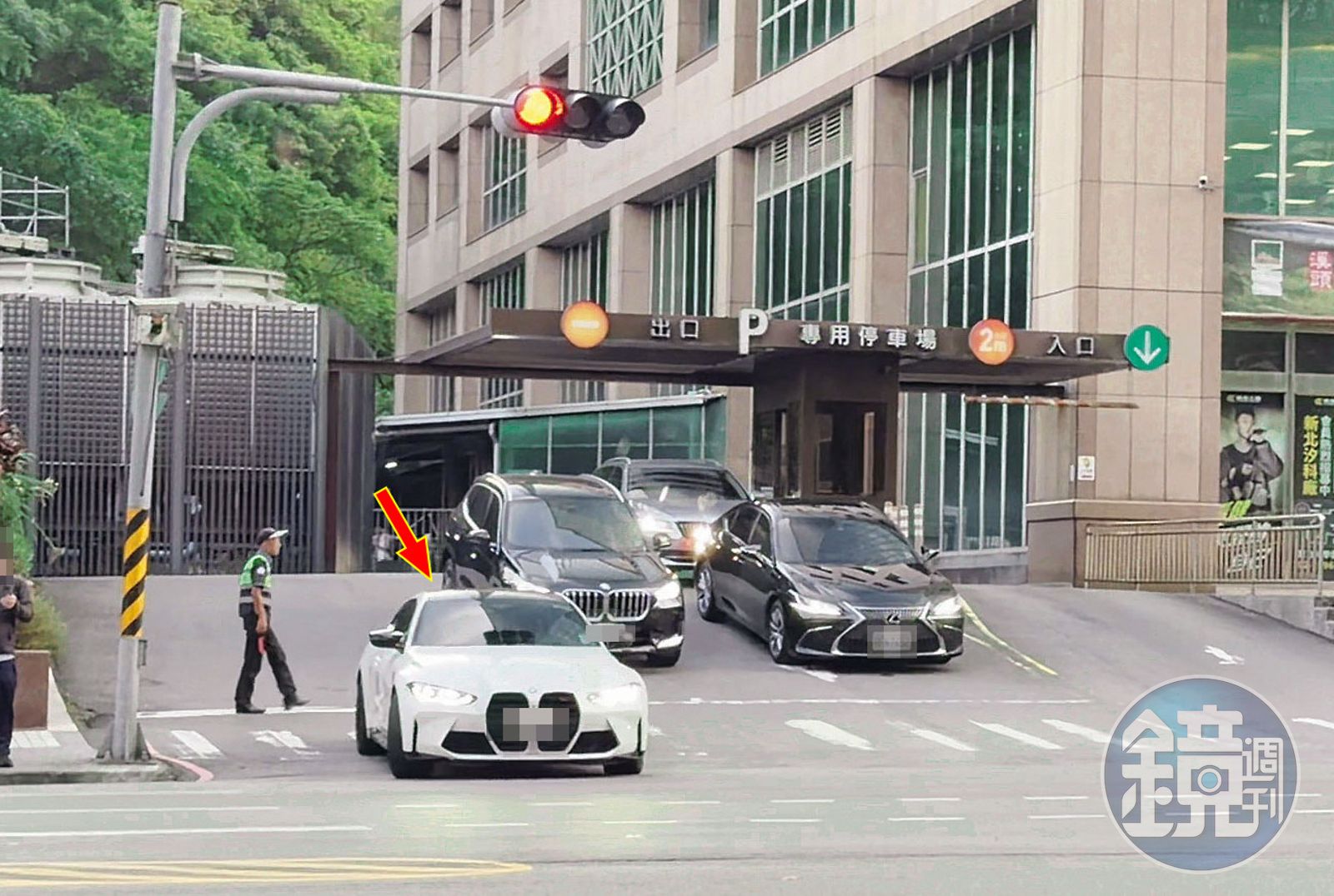 7月31日18:08下班一台車,高樹國駕駛白色BMW,載許德箴離開宏碁大樓