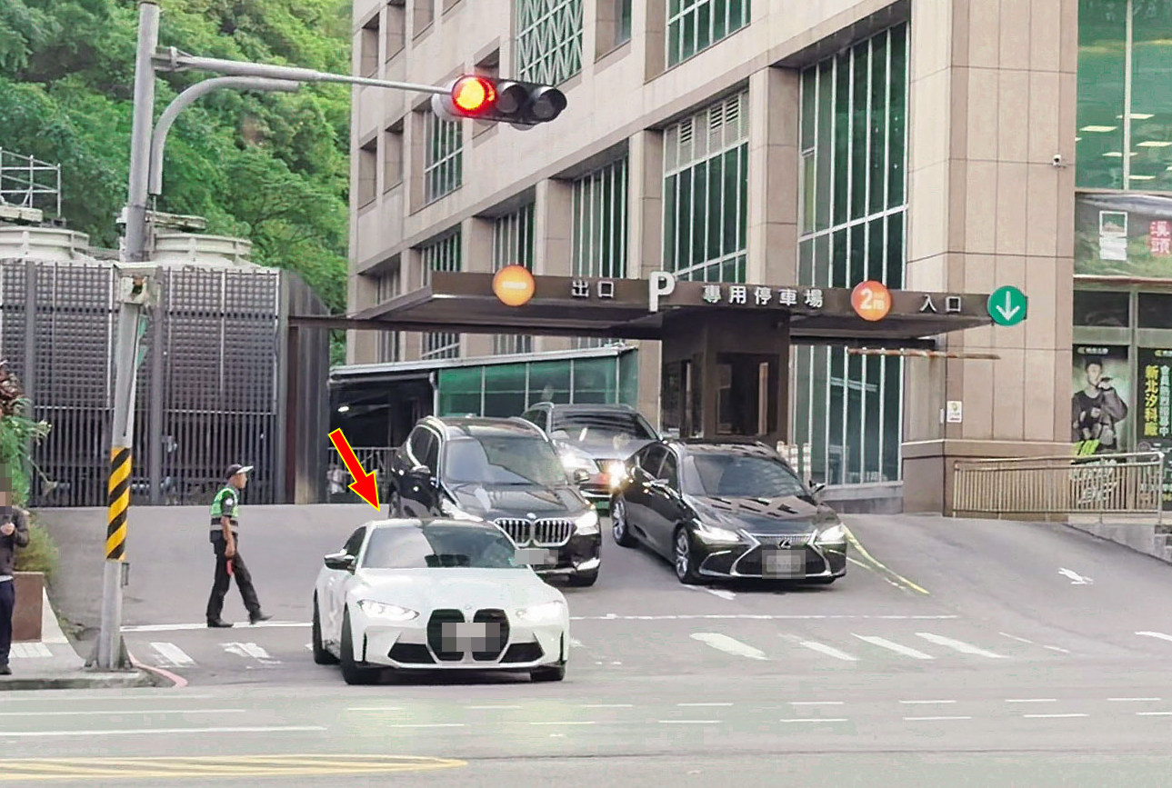 7月31日18:08下班一台車，高樹國駕駛白色BMW，載許德箴離開宏碁大樓。