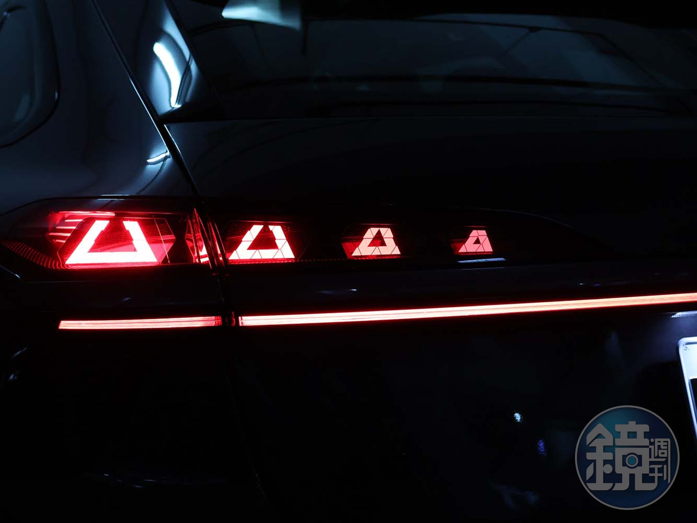 OLED車尾燈能在不同狀況下做出不同的顯示，打雙黃燈就會變成三角形。