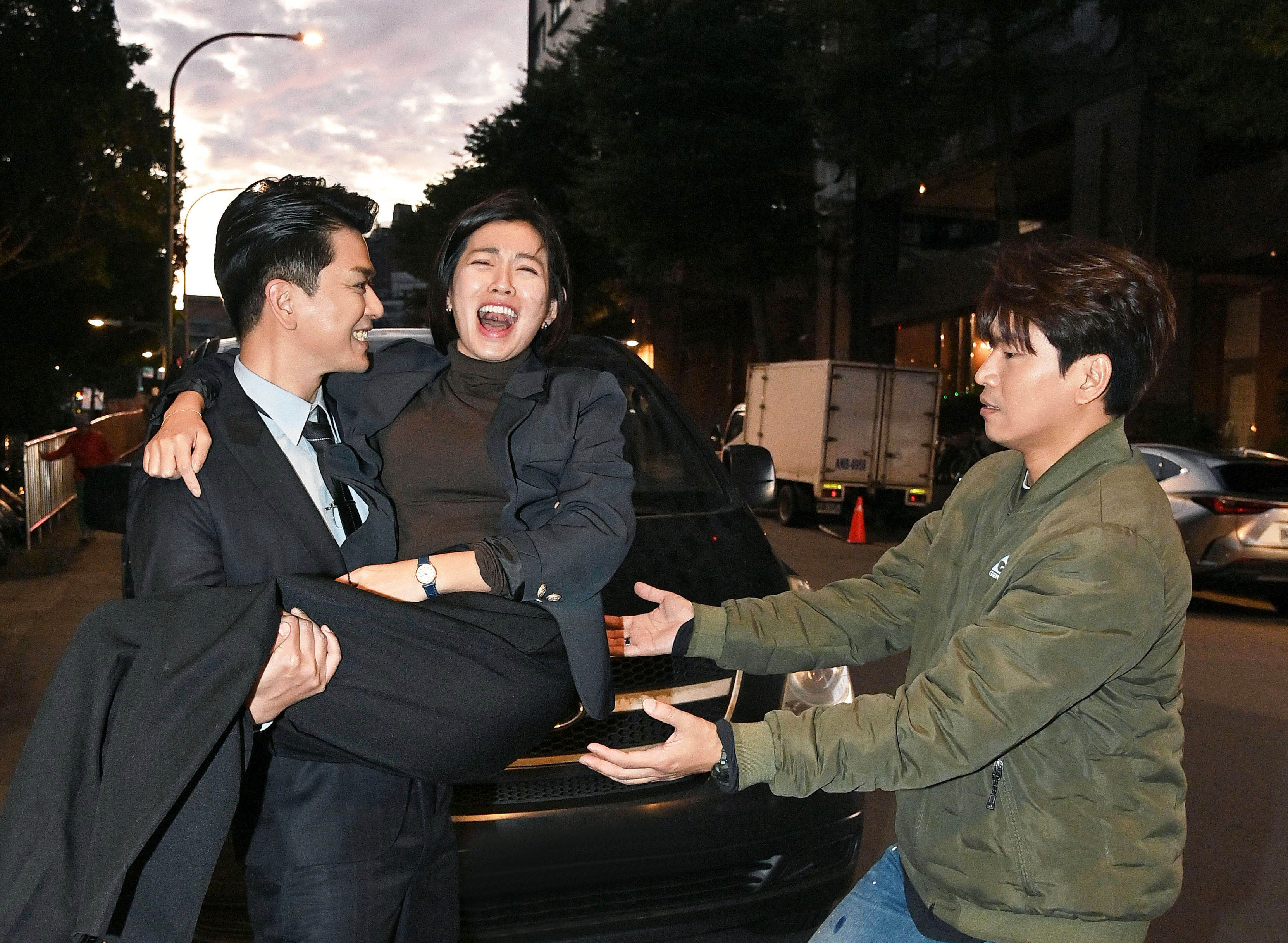 潘逸安（左起）米可白及蕭景鴻拍攝綁架戲從清晨拍到黃昏。（台視提供）