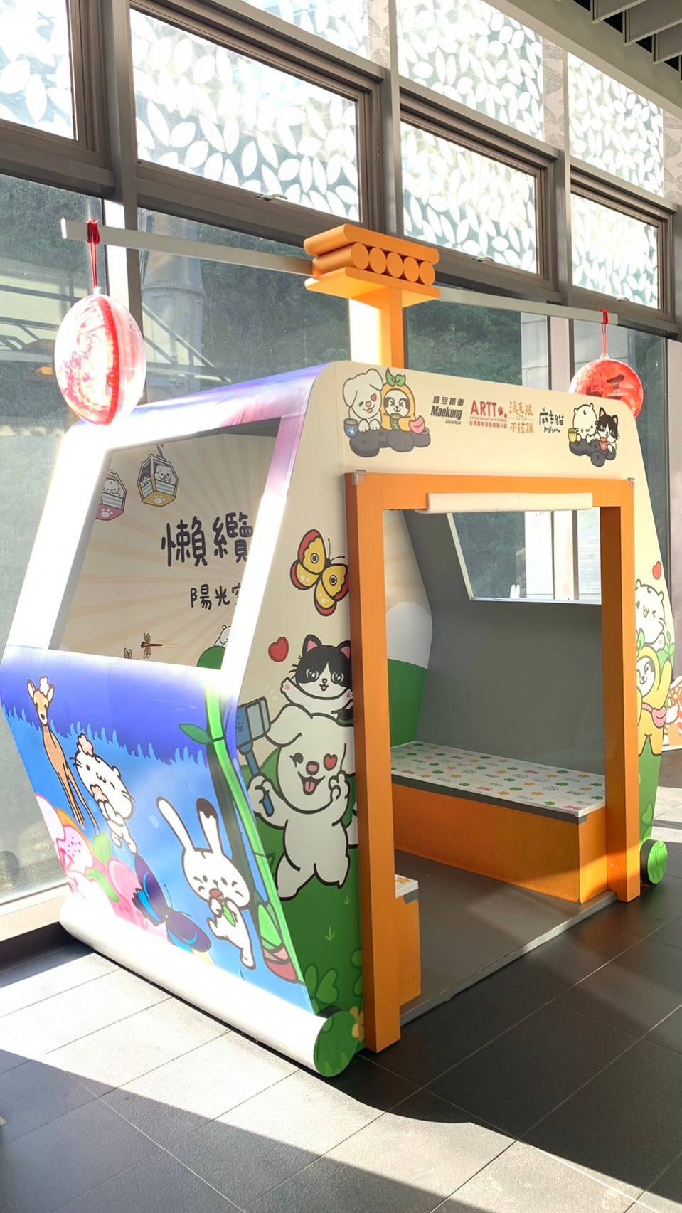 貓空纜車在這段期間換上新裝。（北捷提供）
