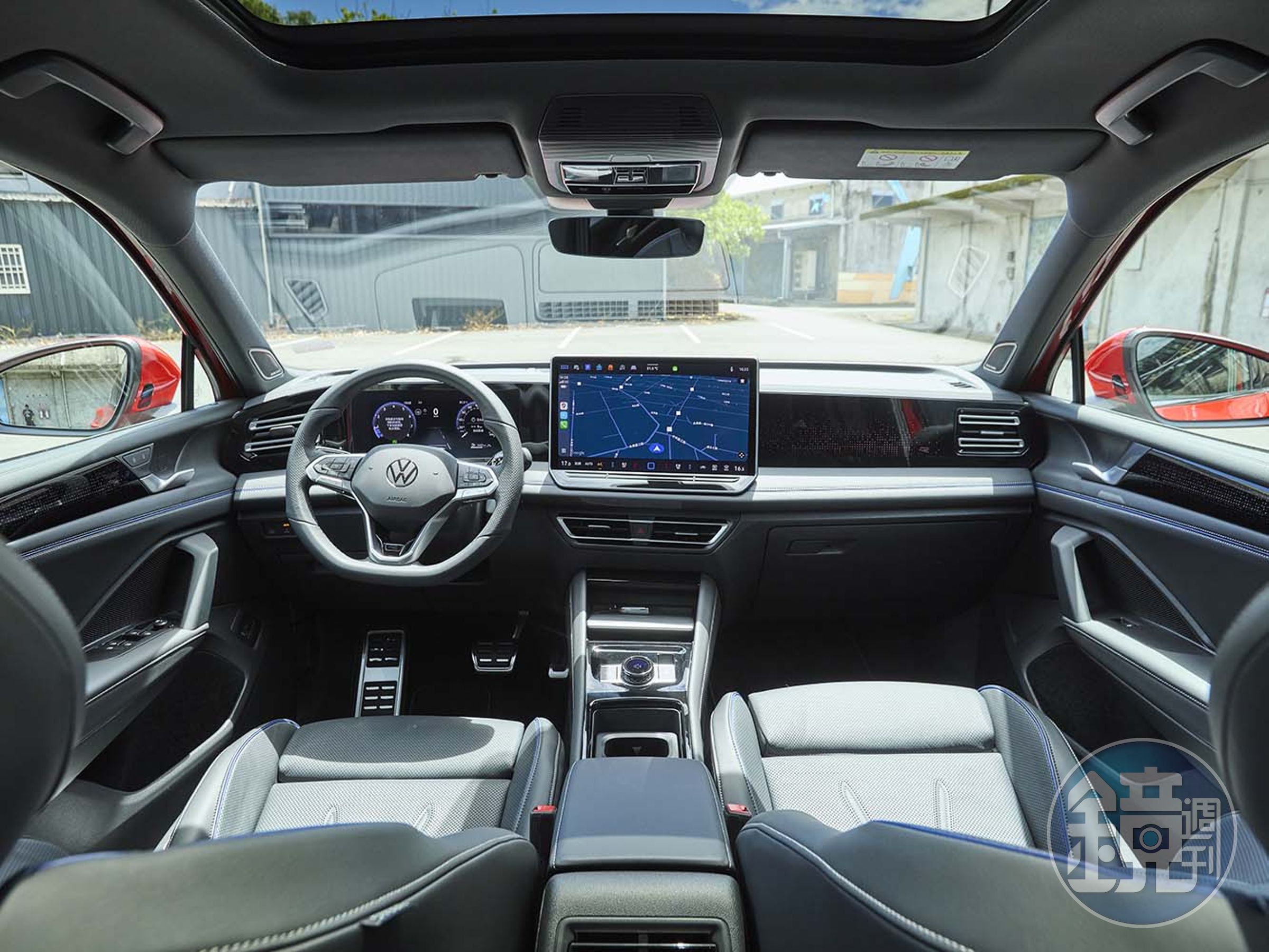 車內鋪陳運用10.3吋數位儀表搭配上15吋觸控螢幕的數位化虛擬座艙。