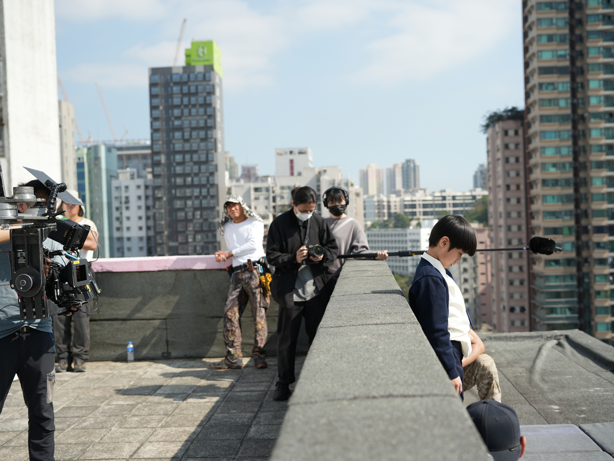 黃梓樂（右）拍戲時才9歲，在天台的戲也是實景拍攝，讓導演卓亦謙很緊張。（光年映畫提供）