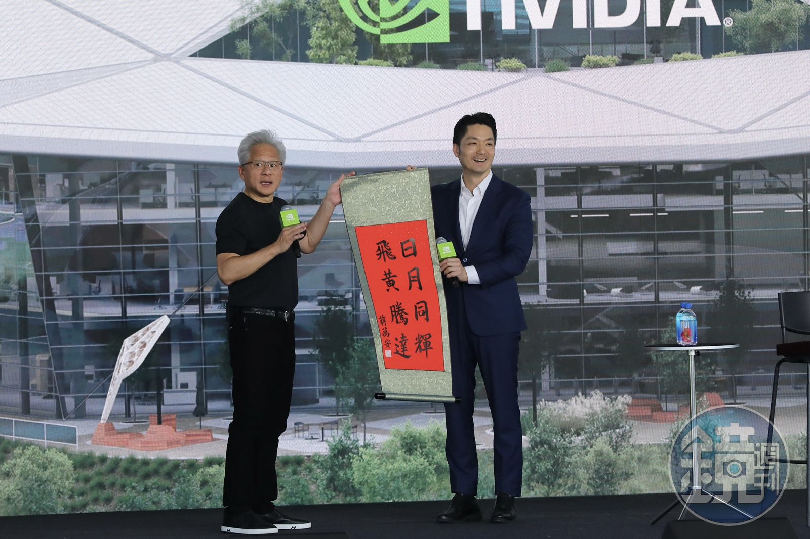 蔣萬安送給黃仁勳親筆書法卷軸,上頭寫著「日月同輝,飛黃騰達」。