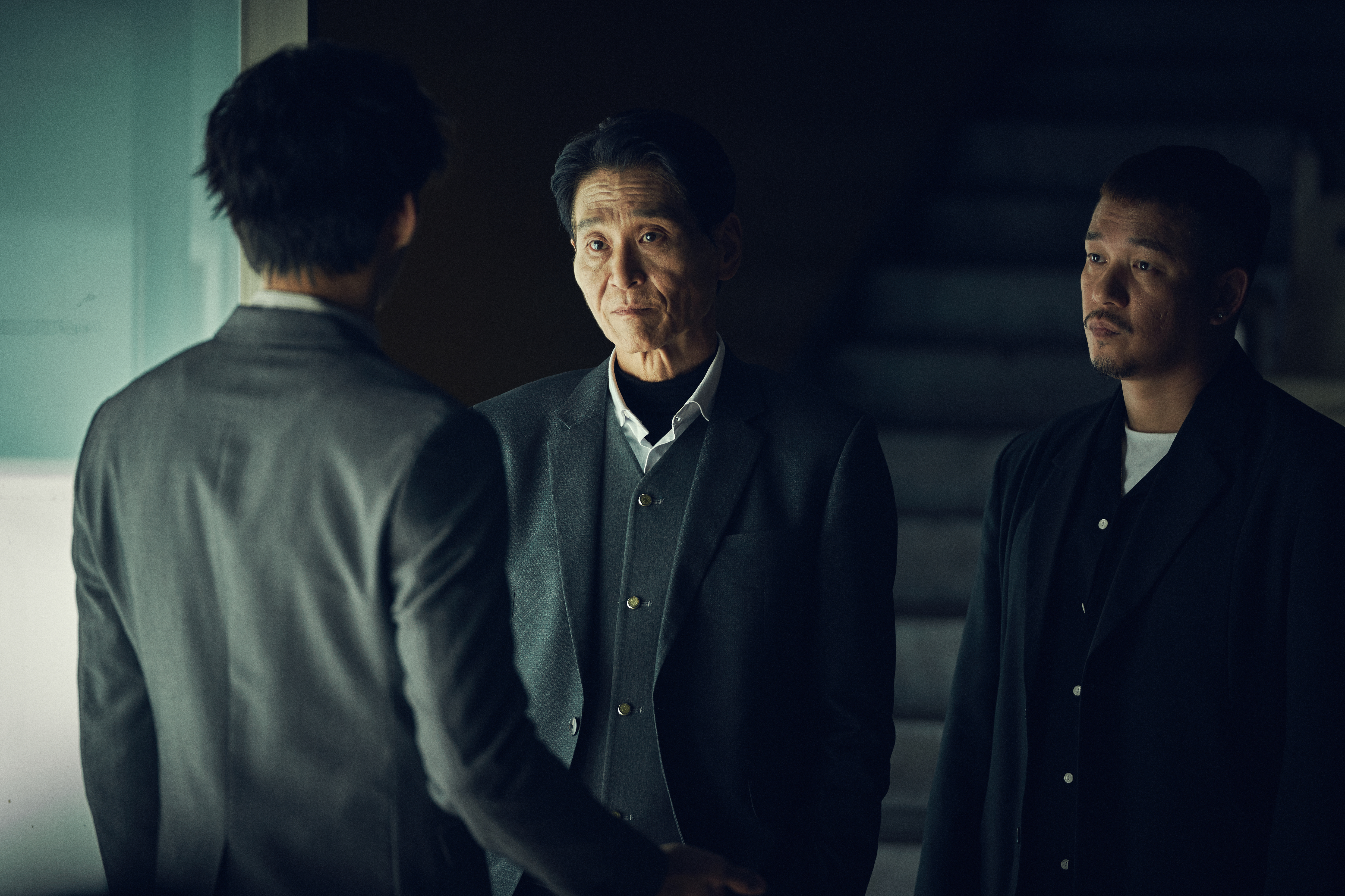 片中喜翔為利益拋棄情誼，成為其他幫派的共同敵人。（曼尼娛樂提供）