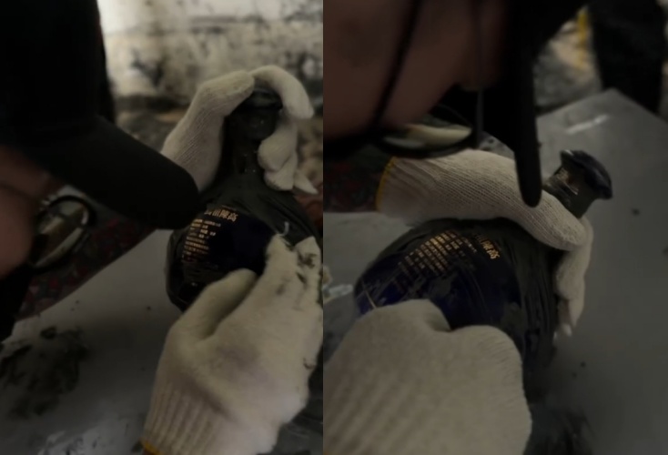 鏟子超人在清理馬太鞍溪淤泥時，意外挖出被泥巴掩埋的高粱酒罈。（翻攝自Threads@annaxhuangx）