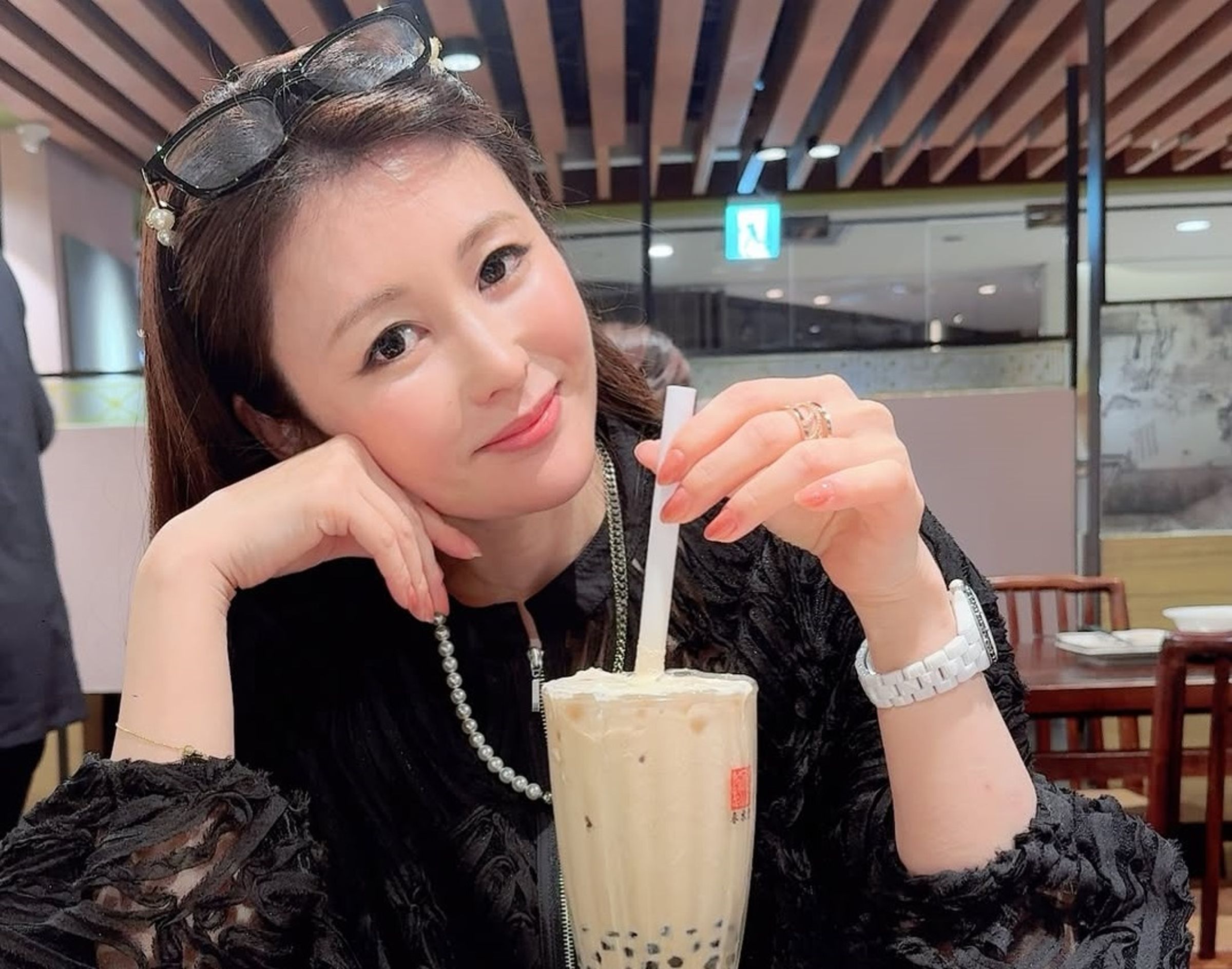 麻衣回台灣喝到珍珠奶茶太開心。(翻攝自IG mai_sato_1113)