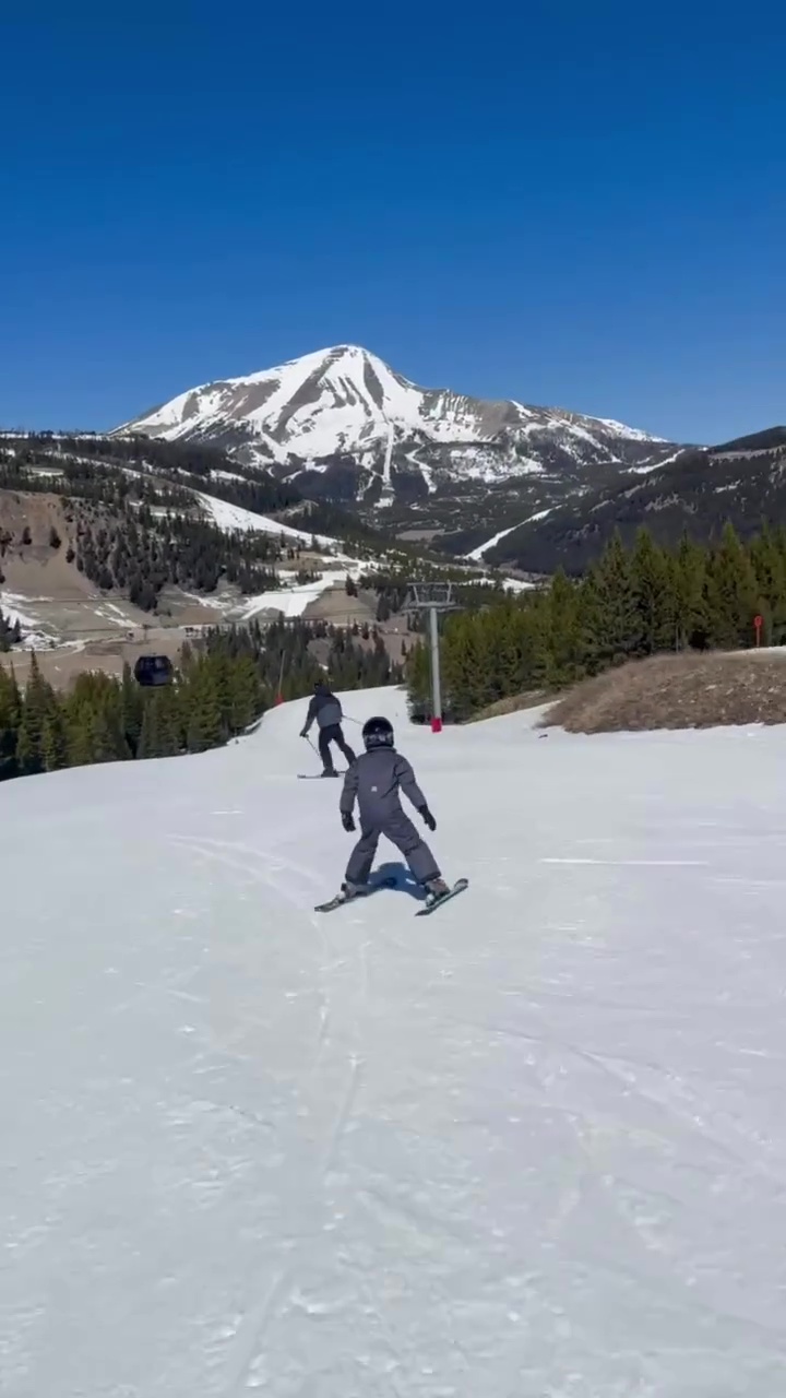 梅根曬出亞契和哈利的滑雪背影，大讚兒子學得很快。（翻攝meghan IG）