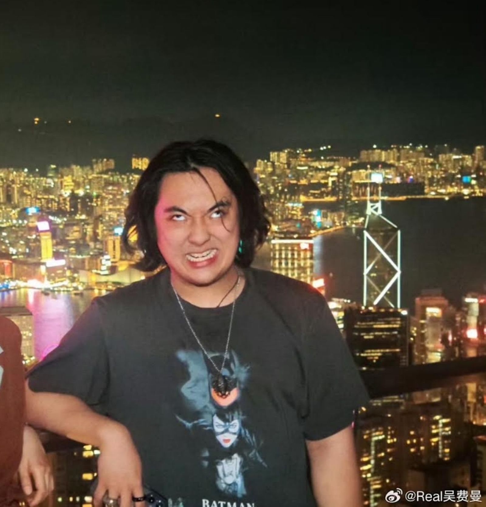 吳費曼如今樣貌與童年沒有差太遠，但體型從S號變成了XL。（翻攝自吳費曼微博）