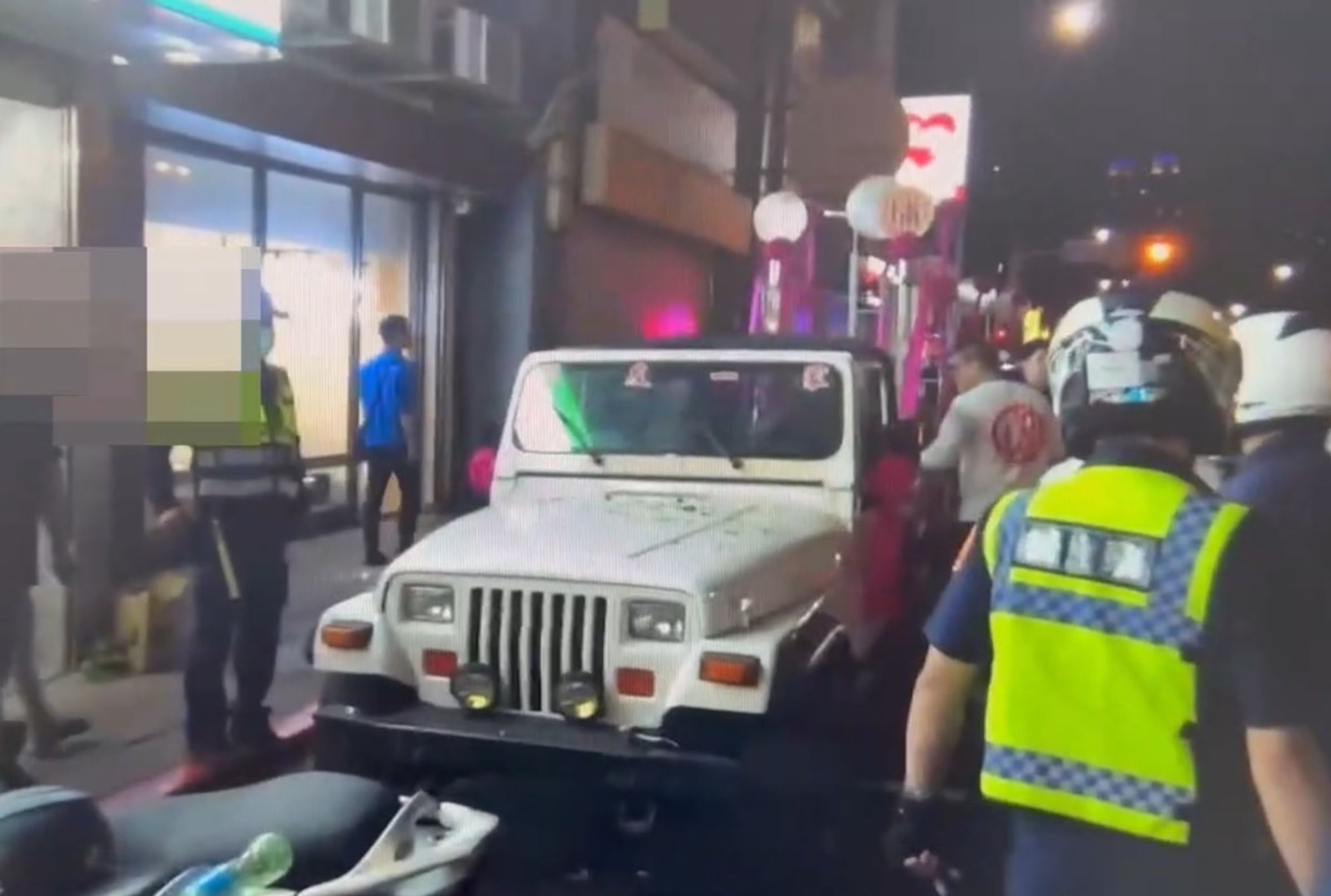遶境陣頭與民眾發生推擠糾紛，警方隨即趕往壓制氣焰。（翻攝畫面）