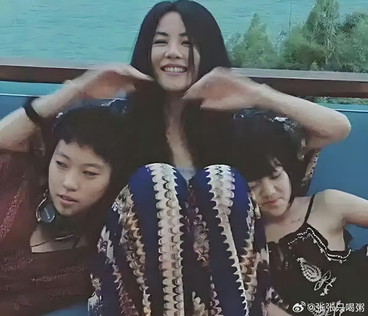 雖然有不同父親，但竇靖童與李嫣從小關係就十分親密，王菲功不可沒。（網路圖片）