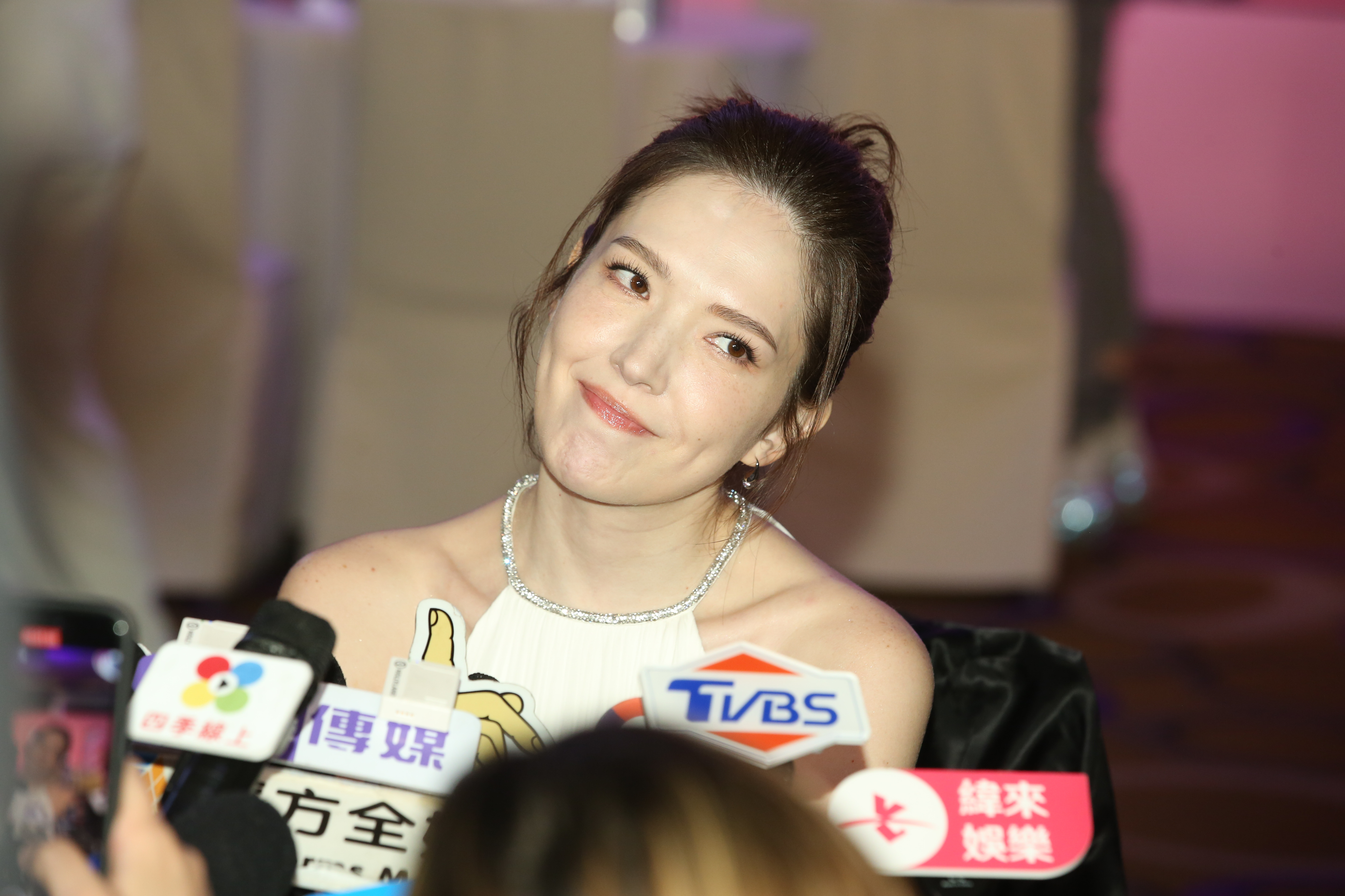 許瑋甯被問到賀軍翔的桃色糾紛有些尷尬。