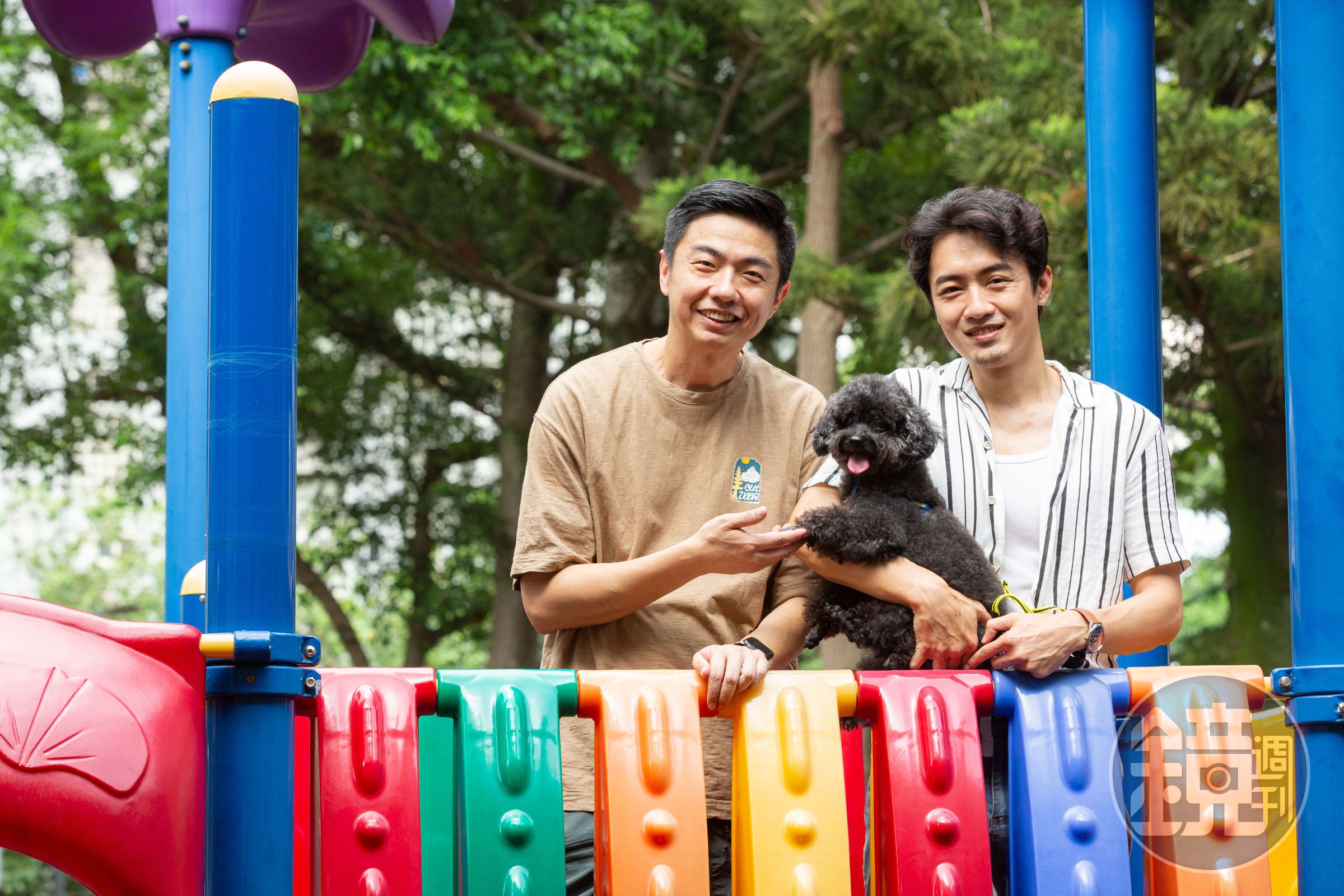 吳政勳(右)帶著愛犬莫莫來跟熊爸見面,希望可以幫助改善牠的行為問題。