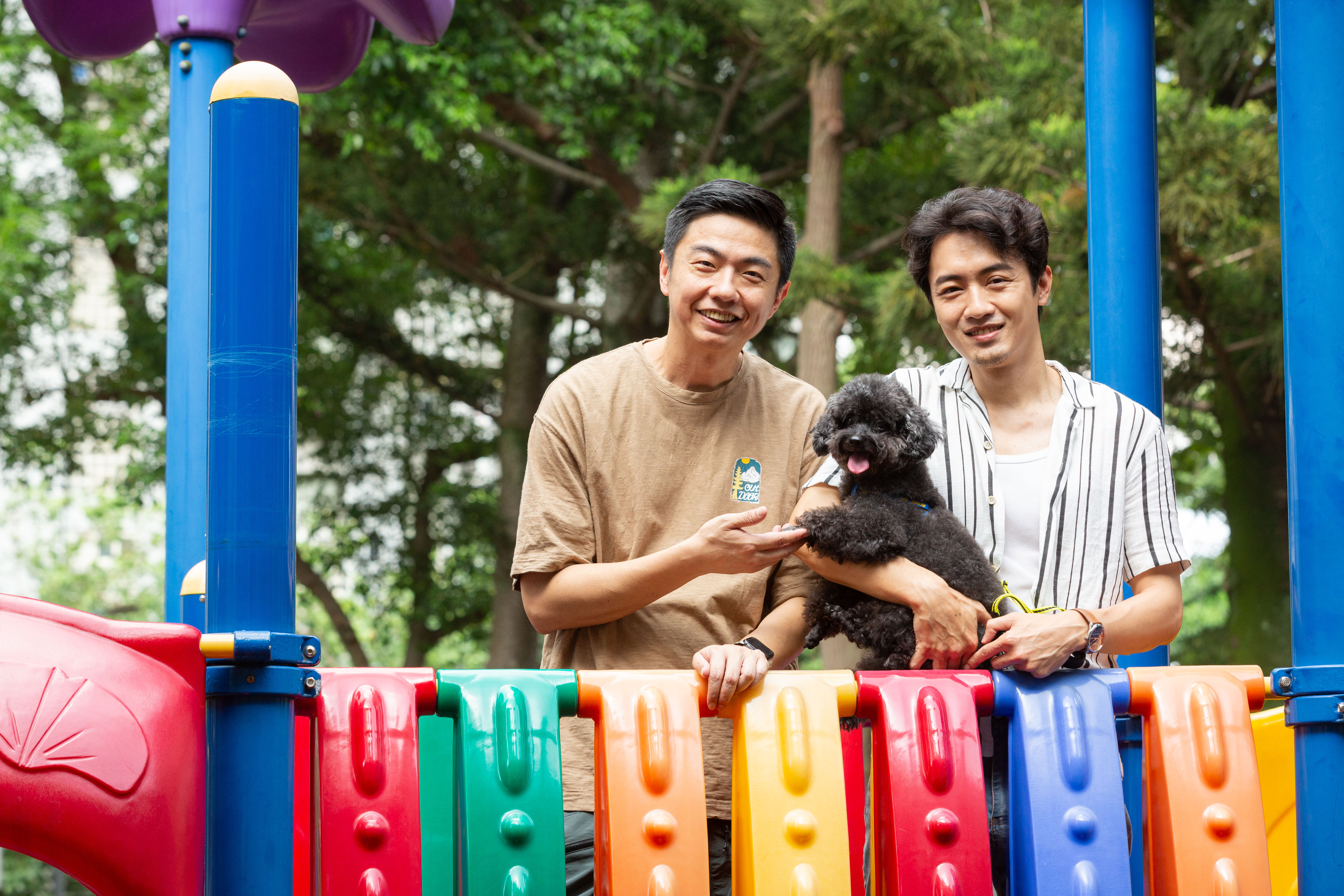 吳政勳（右）帶著愛犬莫莫來跟熊爸見面，希望可以幫助改善牠的行為問題。