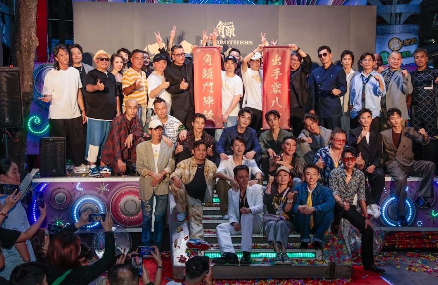 《角頭：鬥陣欸》舉辦封街首映會，演員全員到齊，30多人在台上場面壯觀。