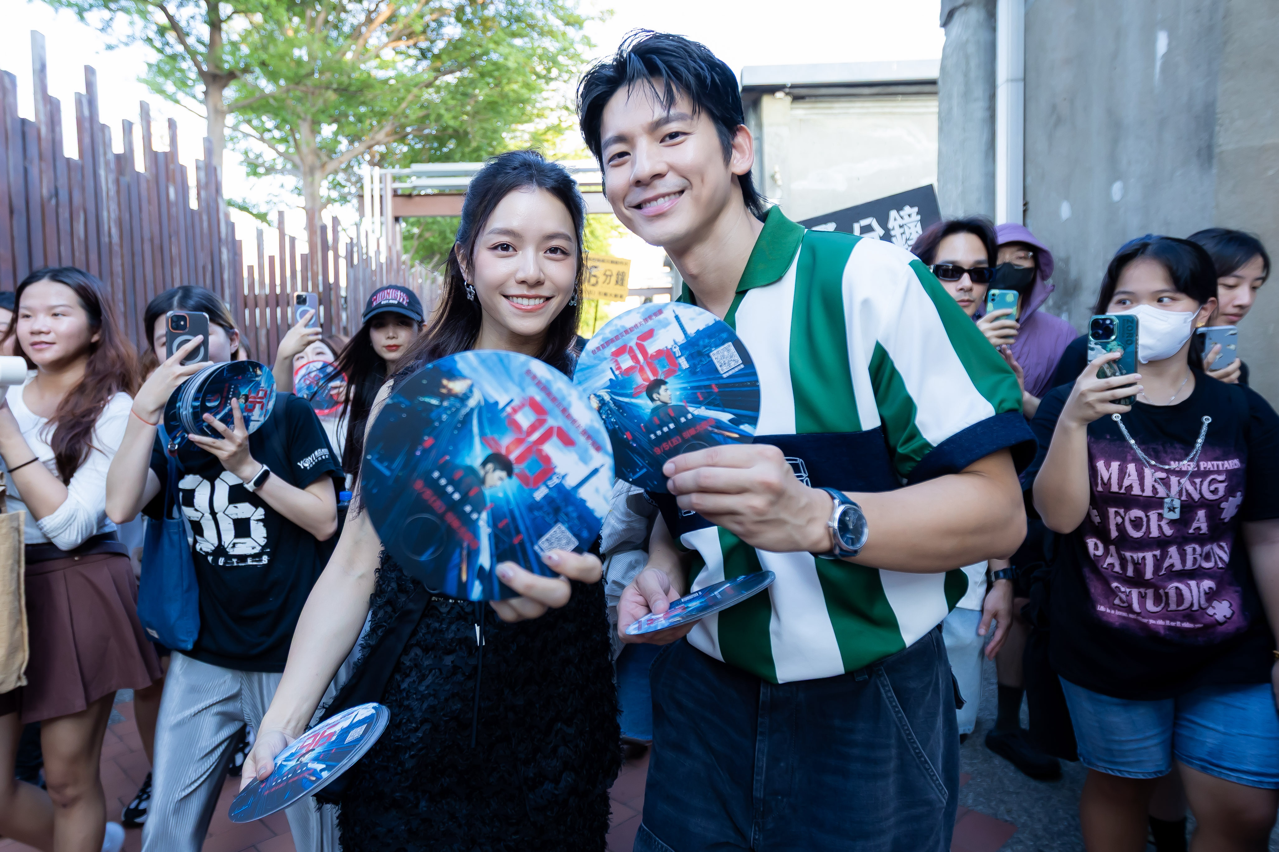 林柏宏與宋芸樺上週末北中南跑透透，白天在高雄駁二掃街造勢。（華影國際提供）