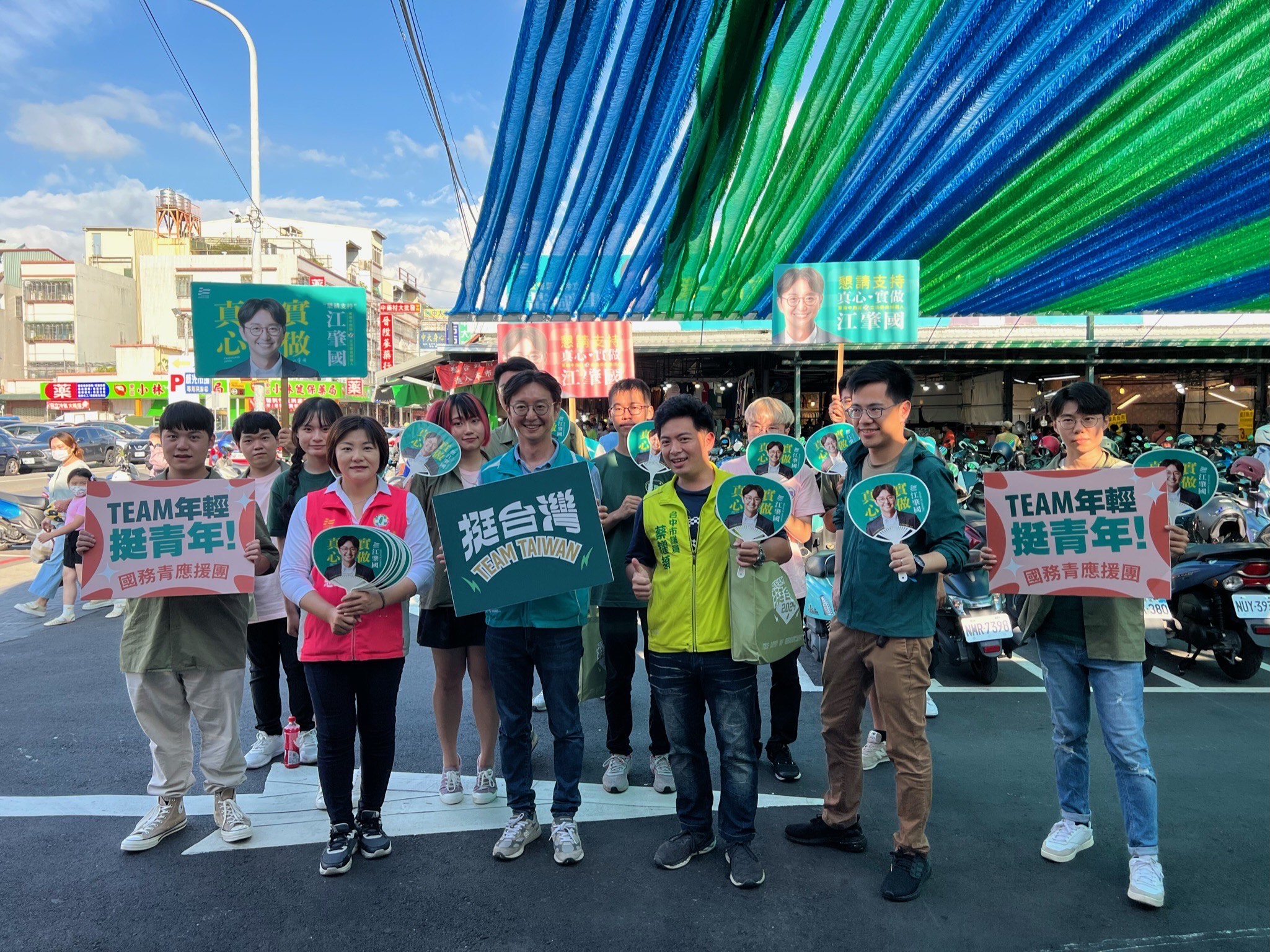 江肇國帶國務青掃市場，與民眾互動展現親和力。（江肇國服務處提供）