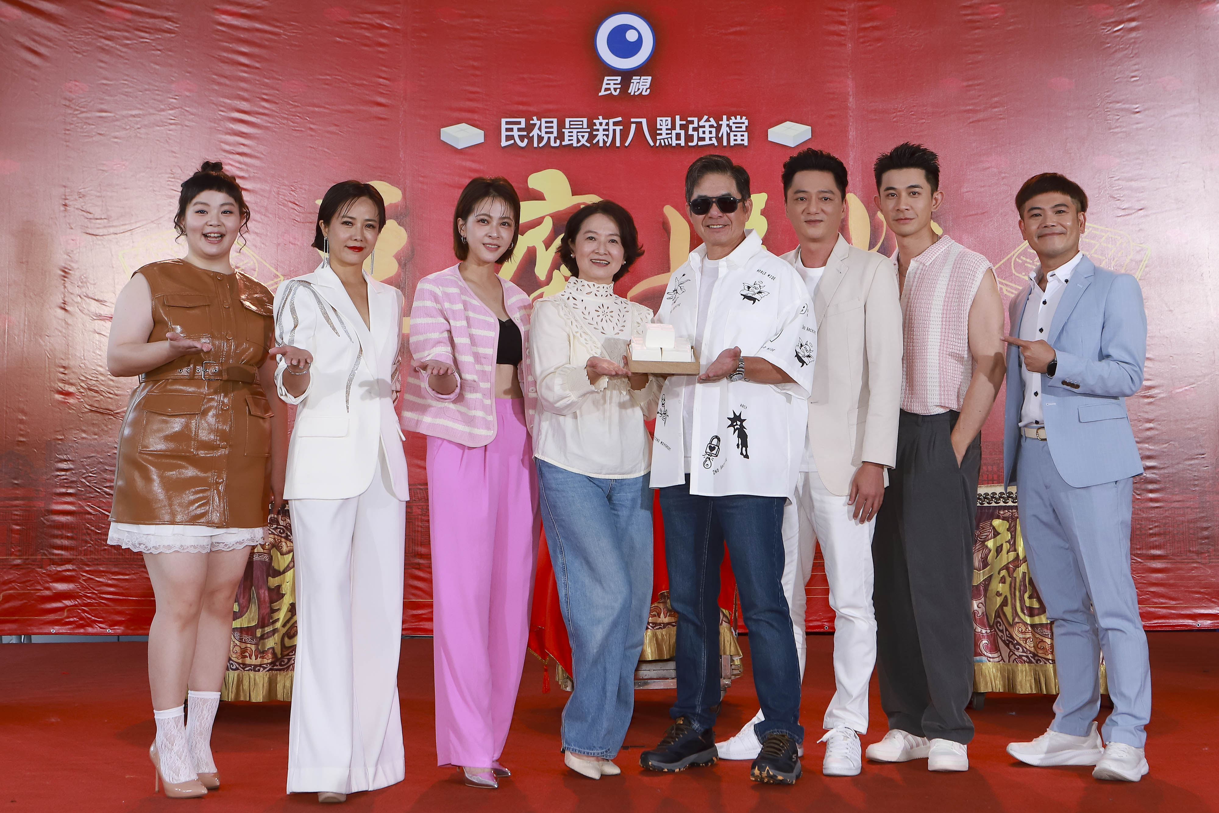 分別入圍金馬獎、金鐘獎的演員藍葦華、謝瓊煖2日雙雙出席民視新八點檔《豆腐媽媽》開鏡記者會。（民視提供）