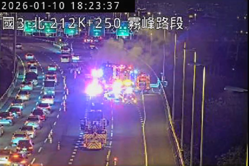 這起追撞火燒車事件,造成該路段封閉,車流回堵5公里。(翻攝國道即時路況)