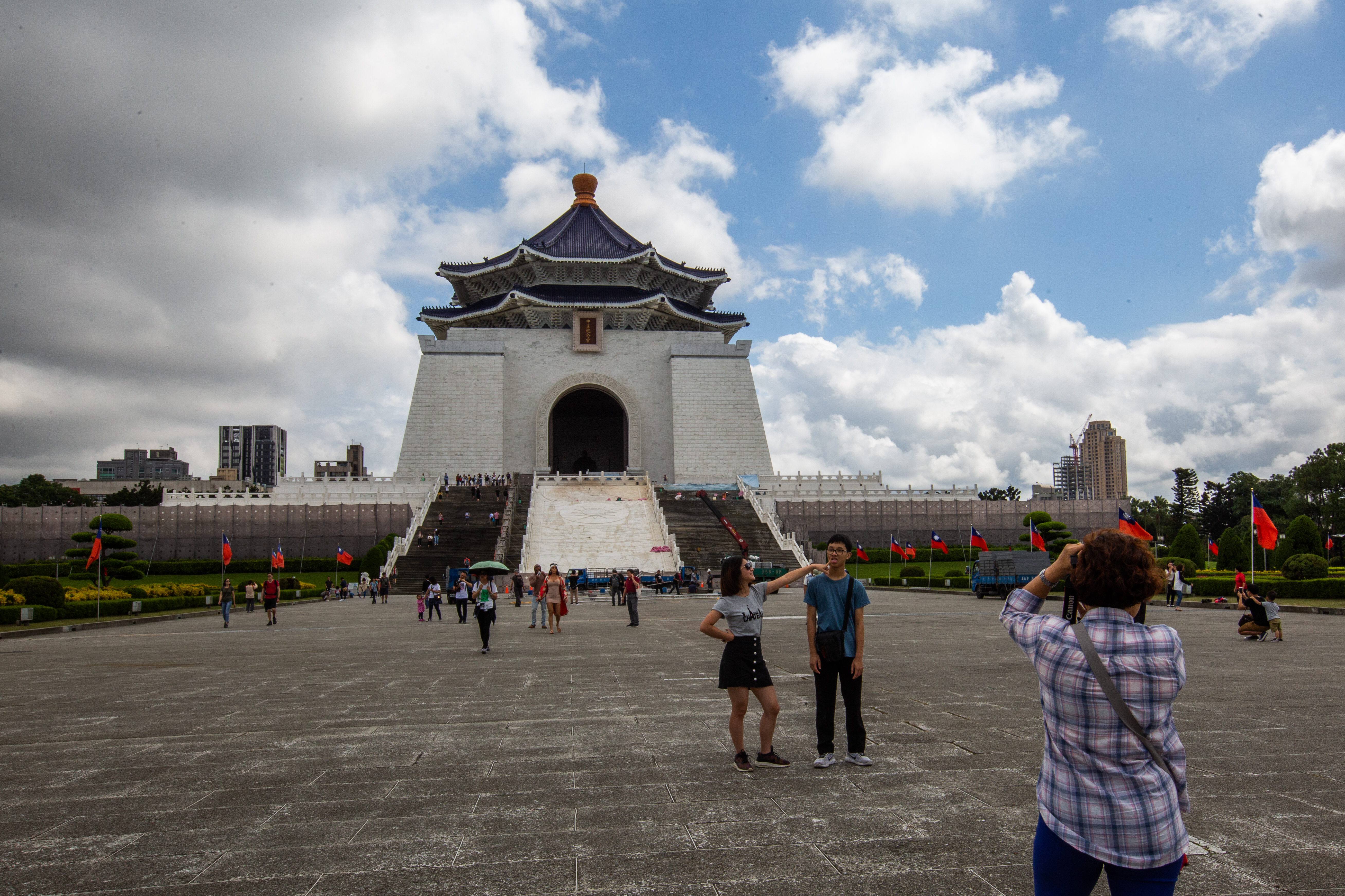 週末各地晴朗、白天炎熱、慎防高溫。（本刊資料照）