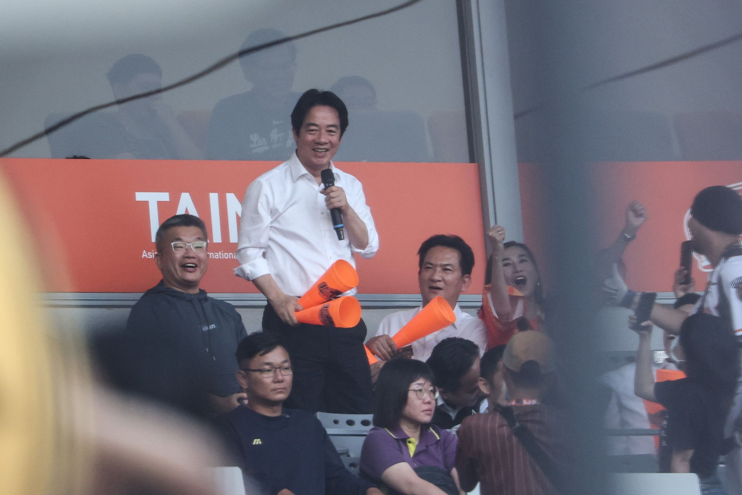 總統賴清德今現身場邊觀賽,也分別到兩隊關心球員。(翻攝自統一獅官方粉絲團臉書)