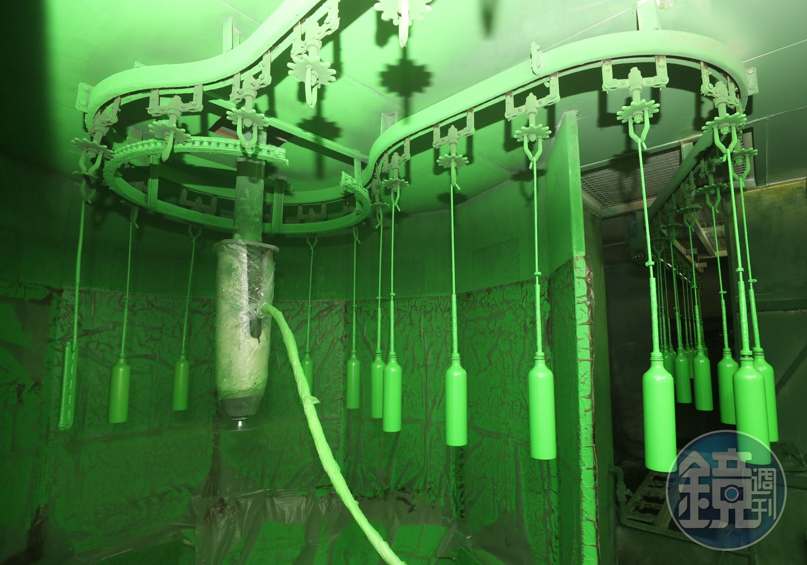 吊在軌道上的每支瓶子都有通電，益材利用靜電原理，讓原料薄且均勻地被吸附上去。