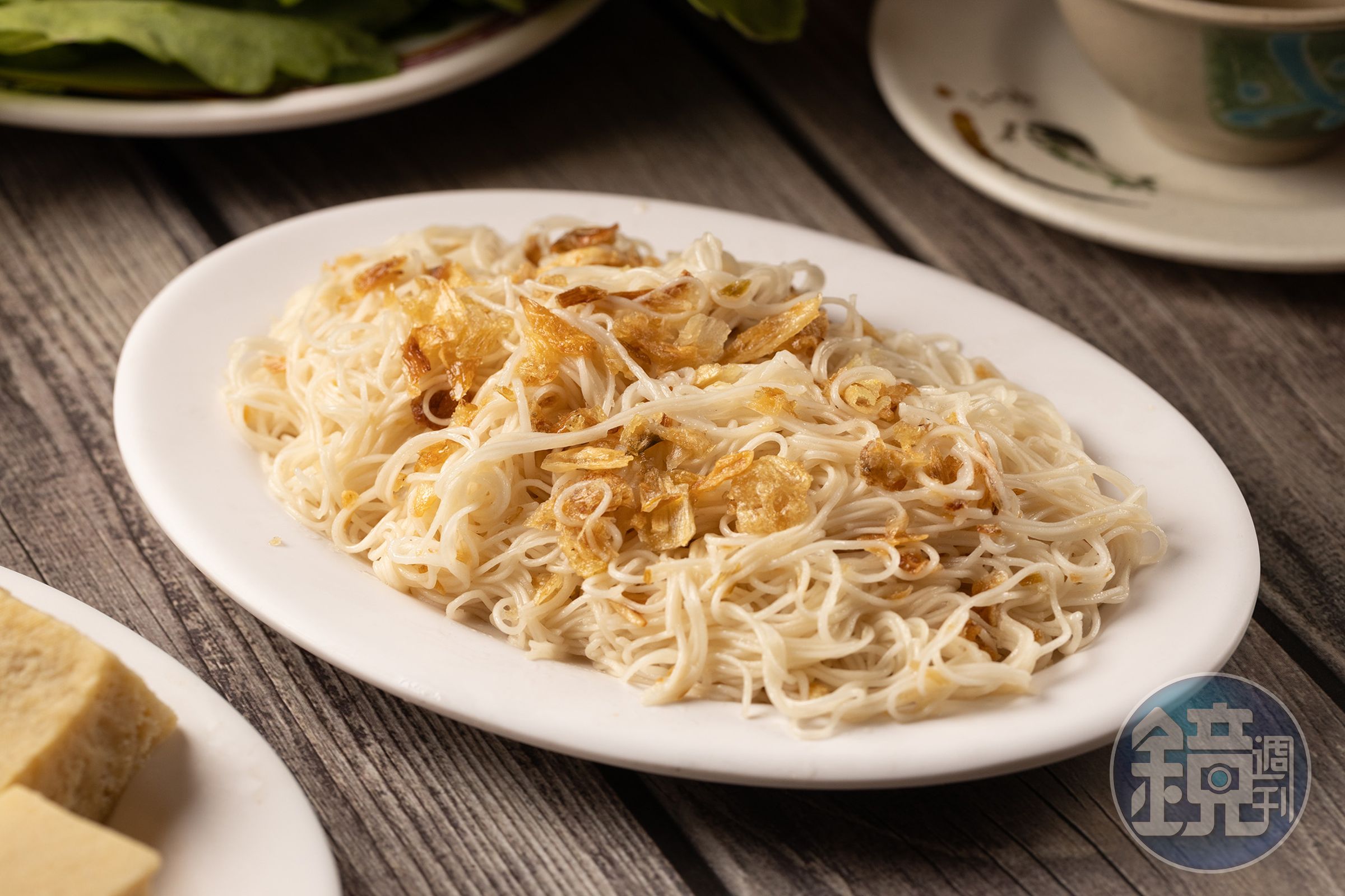 撒滿油蔥的「乾麵線」是吃薑母鴨必備主食。（40元／份）