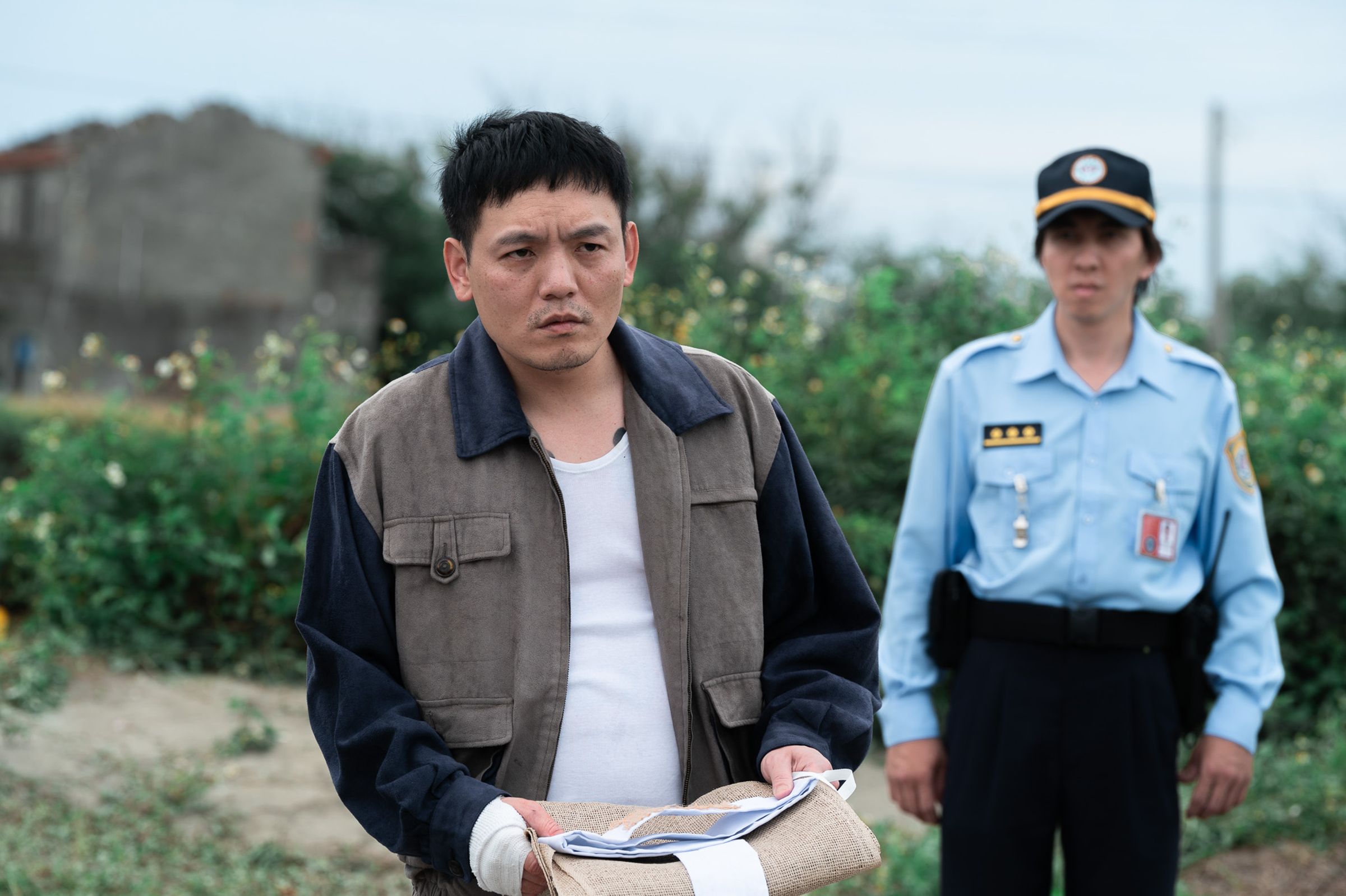 春風（左）在《死亡賭局》飾演落魄的前職棒選手。（ 英傑哆影業提供）
