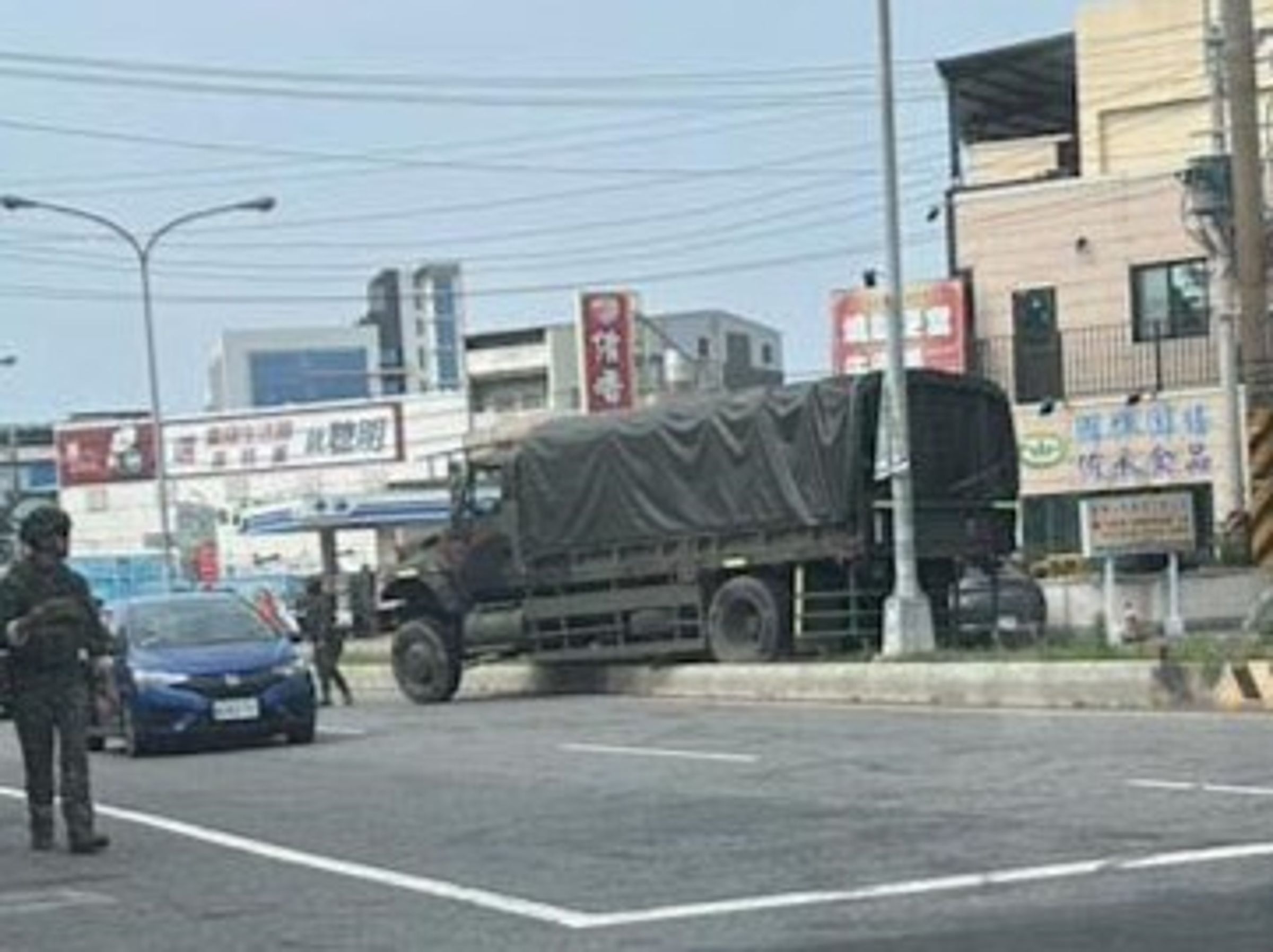 苗栗縣頭份市今日上午發生軍用卡車自撞分隔島的事故。(翻攝臉書社團「我是頭份人」)