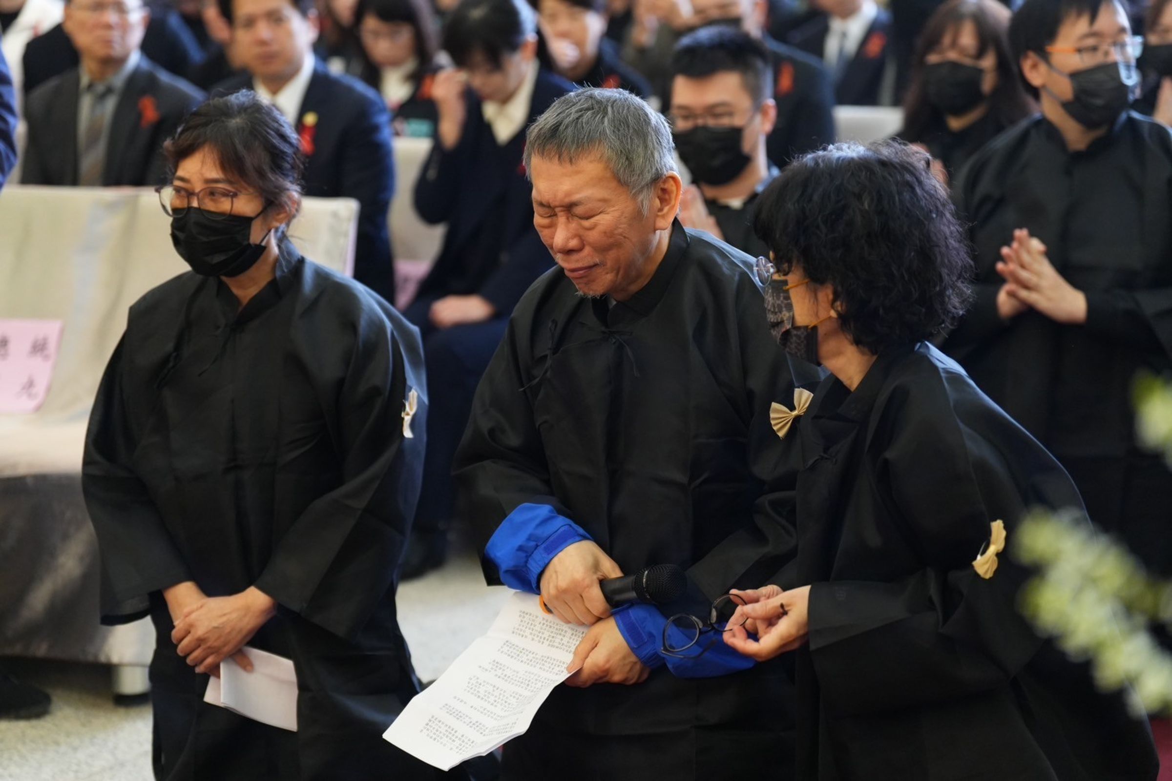 柯文哲家祭時痛哭「對不起」,表示自己60幾歲還讓爸爸如此擔心。(民眾黨提供)