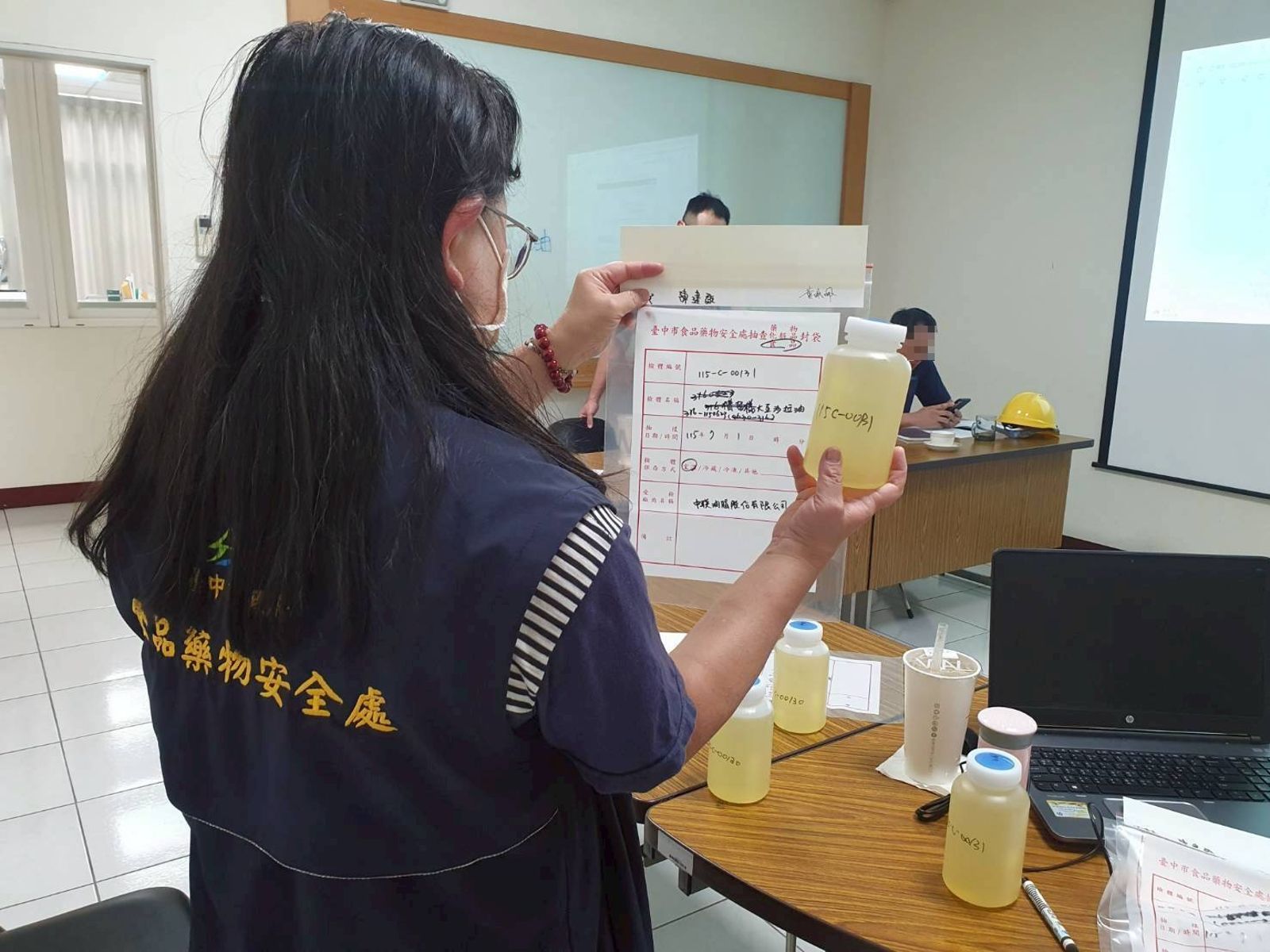 千噸問題油流市面「業者不知情還在用」 林淑芬曝「真正吹哨者」食藥署證實了