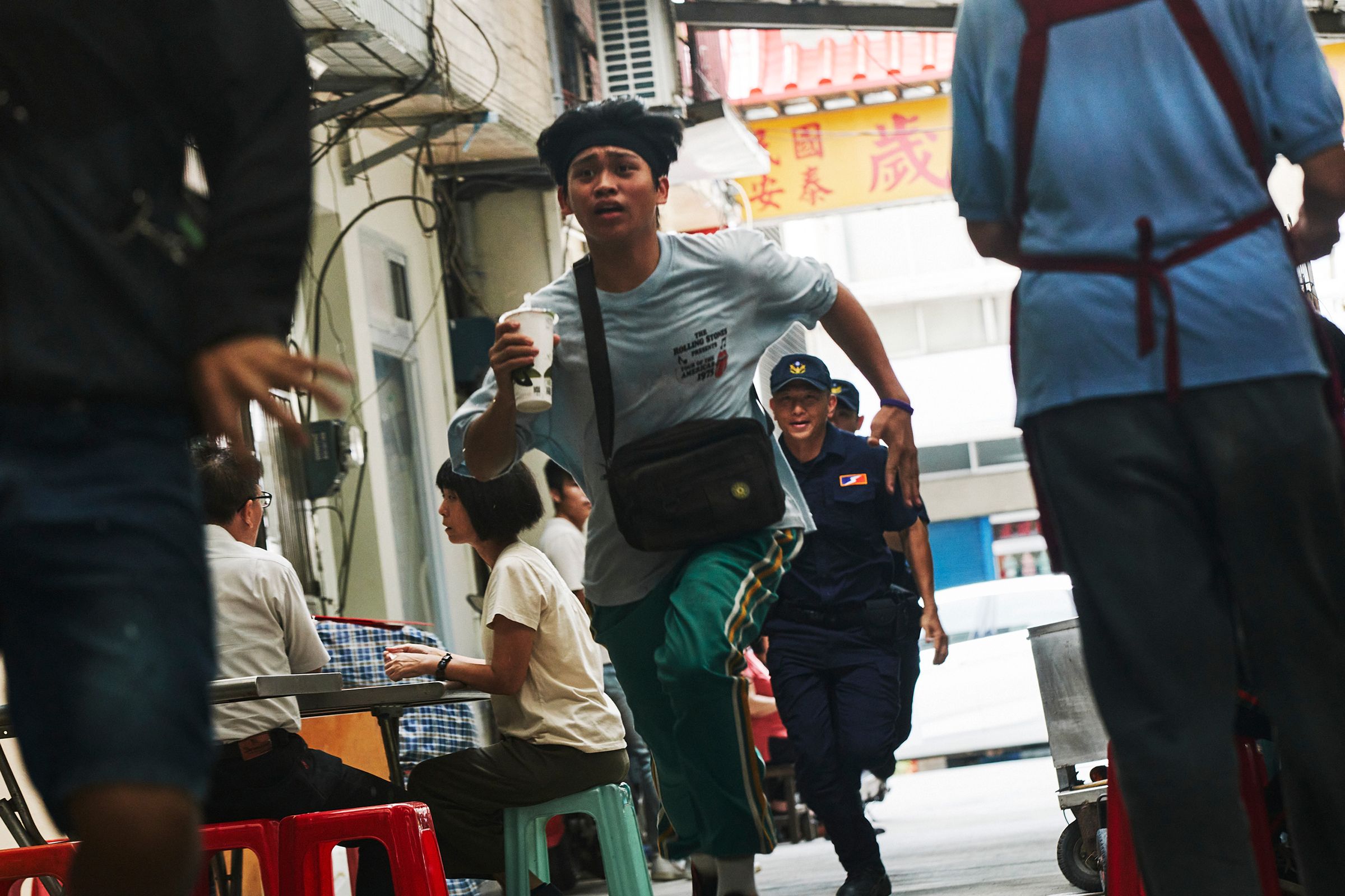 《壞男孩》中鍾家駿做壞事在街上狂奔給警察追。（好勁影業有限公司提供）