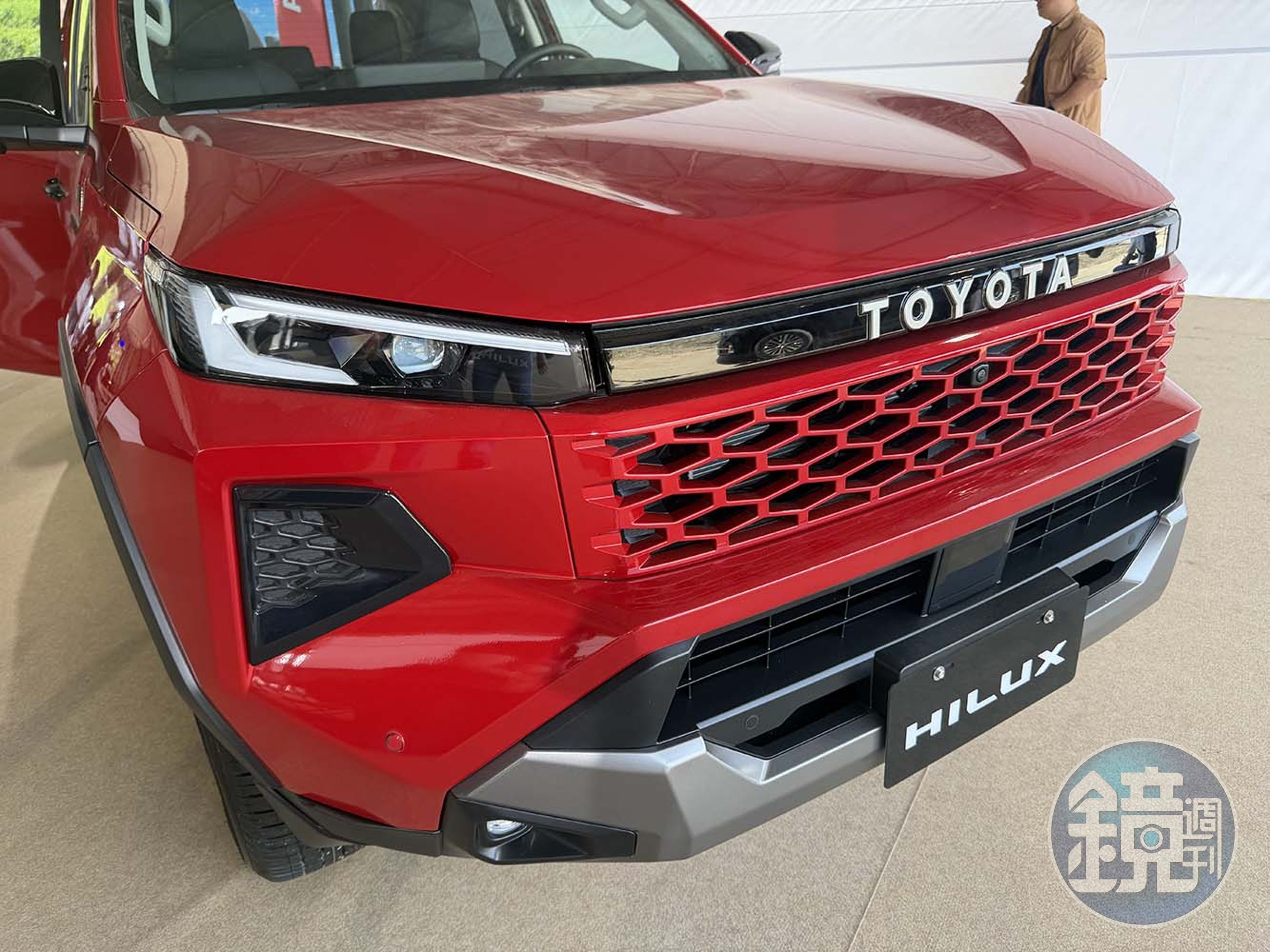 車頭採用銳利的 LED Bi Beam 頭燈與高聳的引擎蓋設計。
