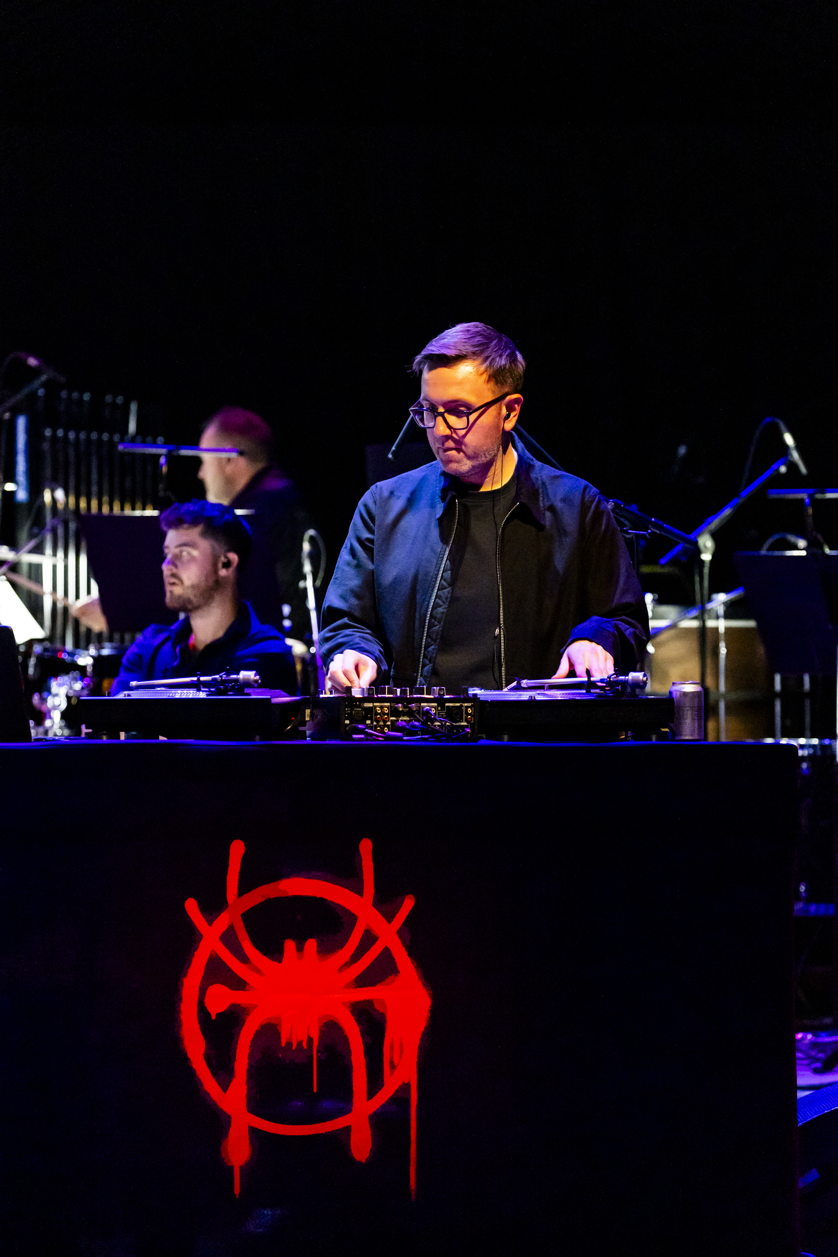 《蜘蛛人：穿越新宇宙》的電影原聲帶DJ Blakey 於音樂廳現場刷碟。（牛耳藝術提供）