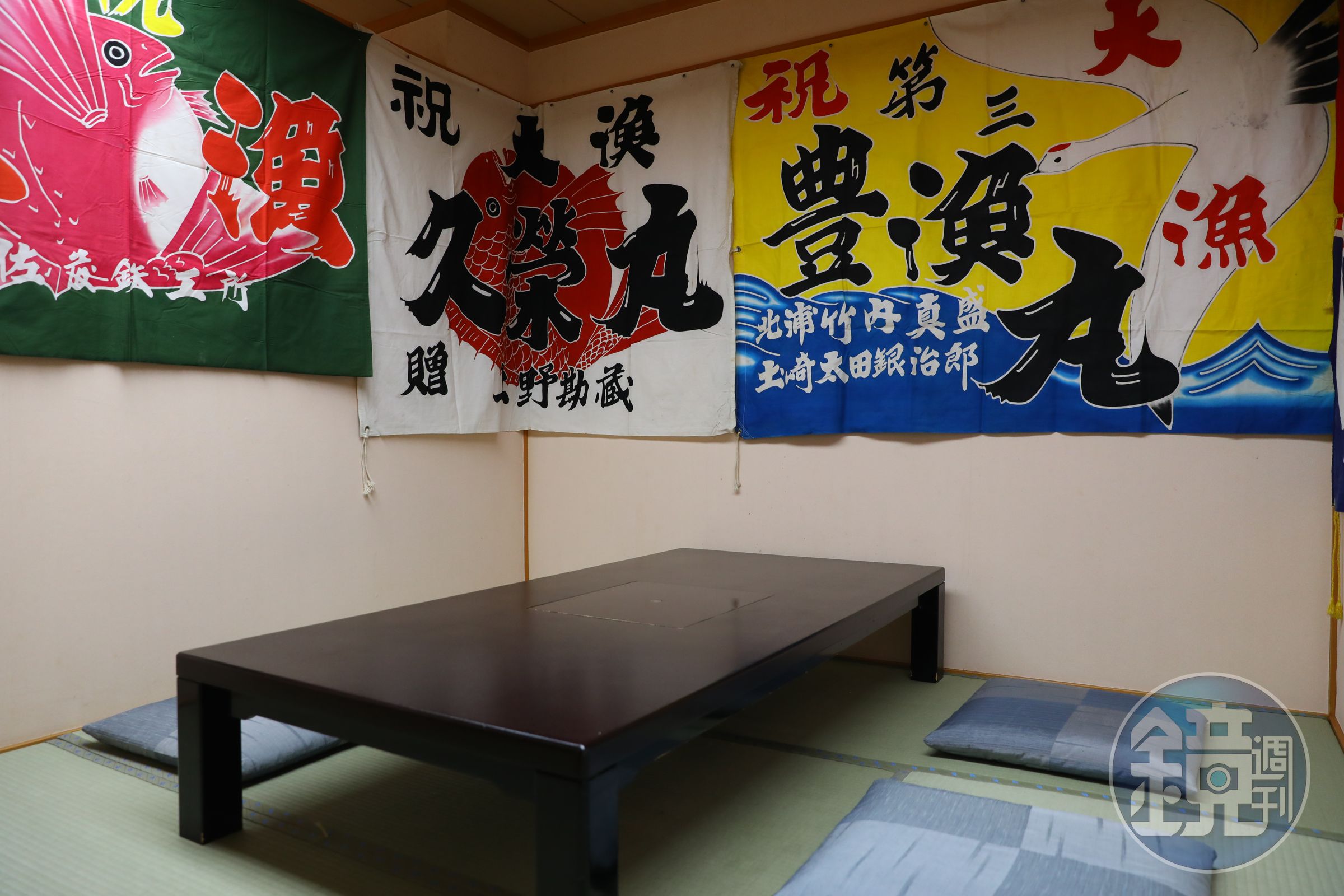旅客也可以坐進以大漁旗幟裝飾的包廂裡悠閒享用清酒。