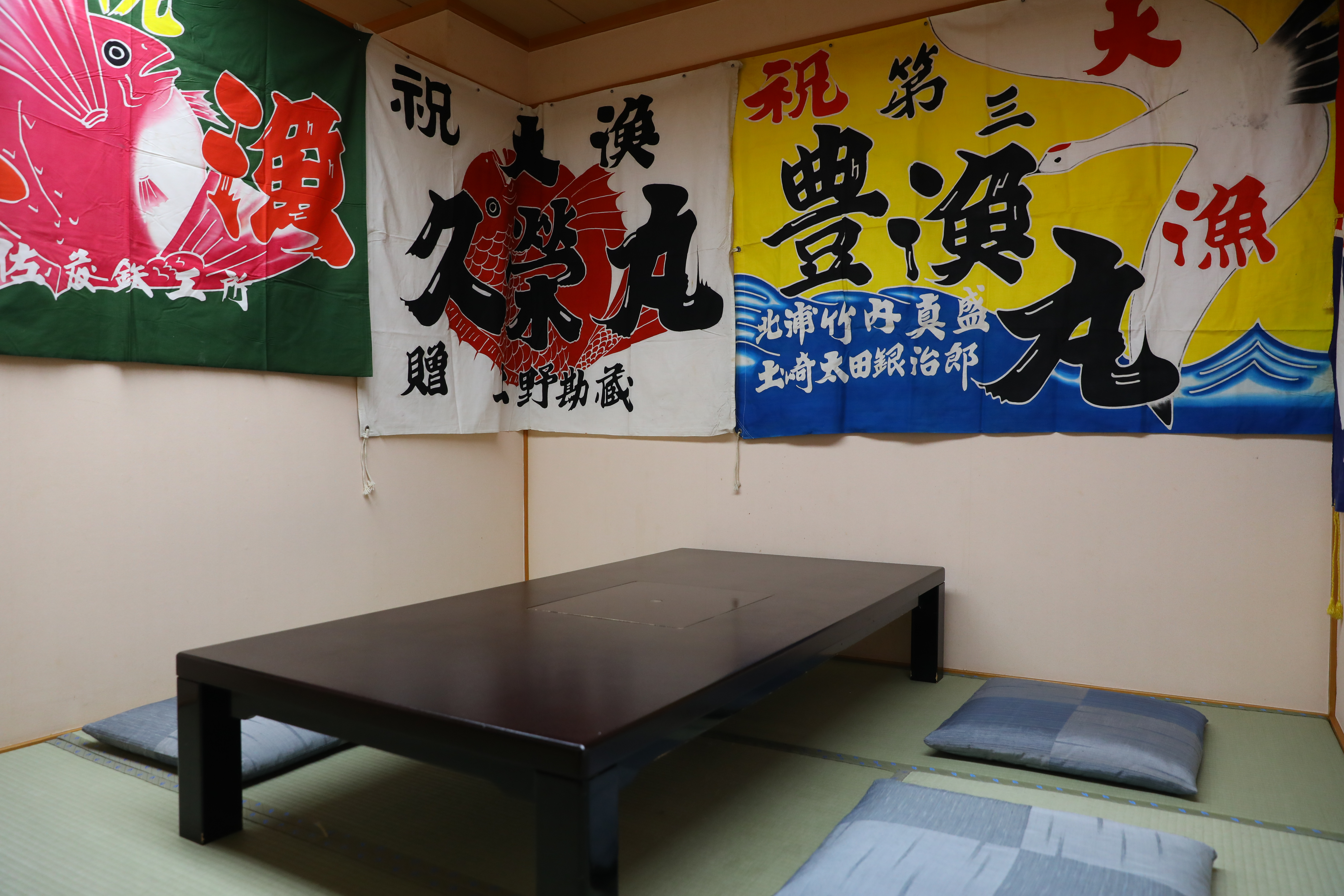 旅客也可以坐進以大漁旗幟裝飾的包廂裡悠閒享用清酒。