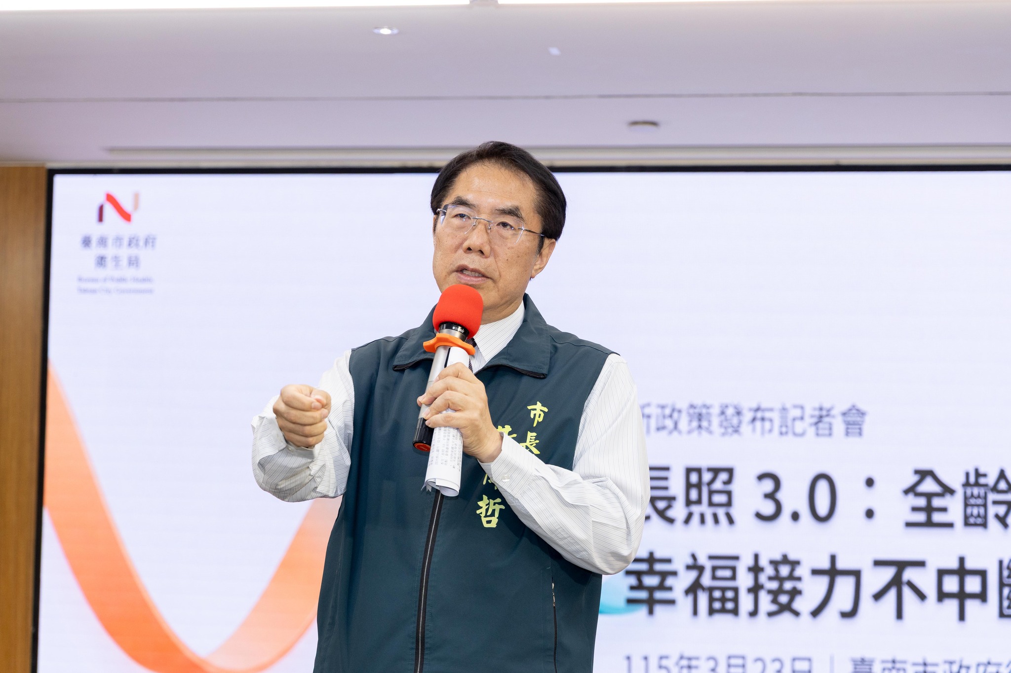 台南市警局育平派出所28歲女警鄭詠心日前車禍身亡，台南市長黃偉哲今（5月1日）前往靈堂上香悼念，承諾將會全力關懷，給予家屬最大協助。（翻攝自臉書@黃偉哲）