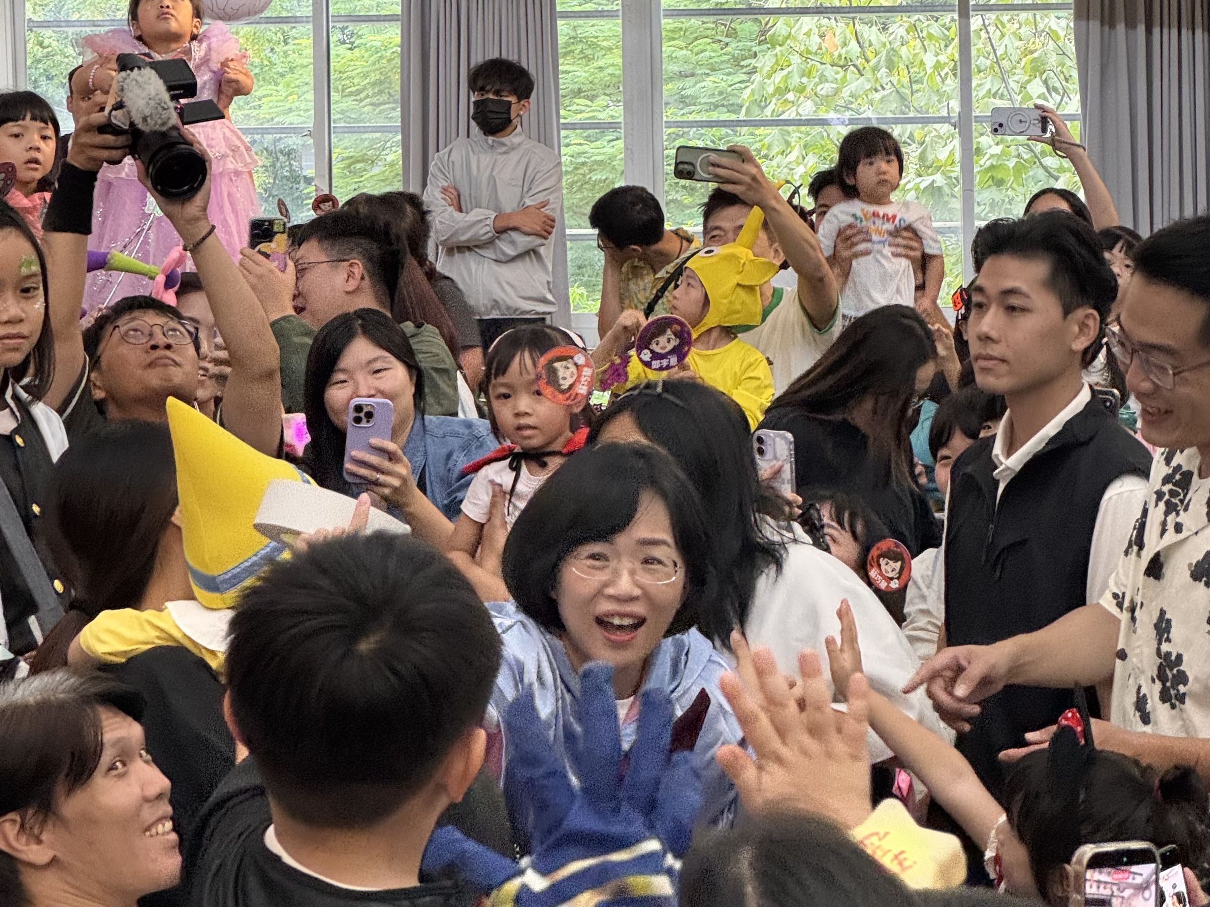 蘇巧慧扮裝成《仙杜瑞拉》故事中的神仙教母,手持魔法棒為現場參與的大小朋友施展魔法。