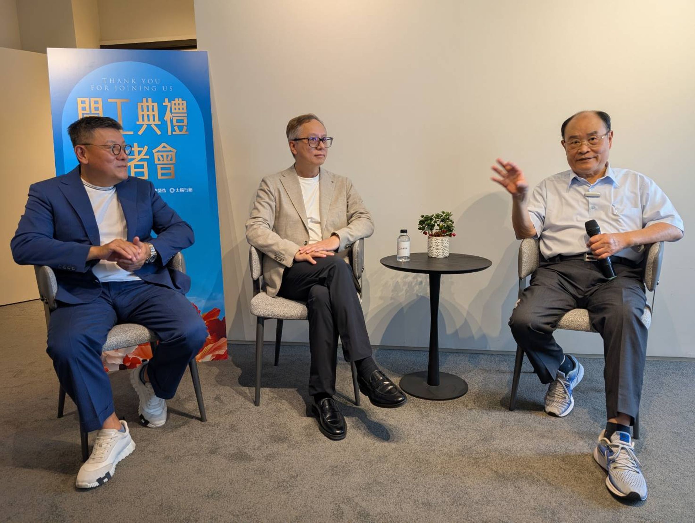 友座建築董事長陳坤地(右)表示，「友座豐禾」都更整合前後歷時超過30年。
